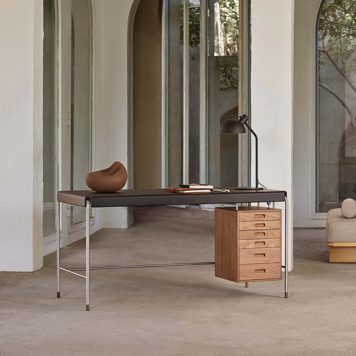 Carl Hansen & Søn AJ52 Society Table by Arne Jacobsen. Modern desk with dark top, metal frame, and warm wood drawers.