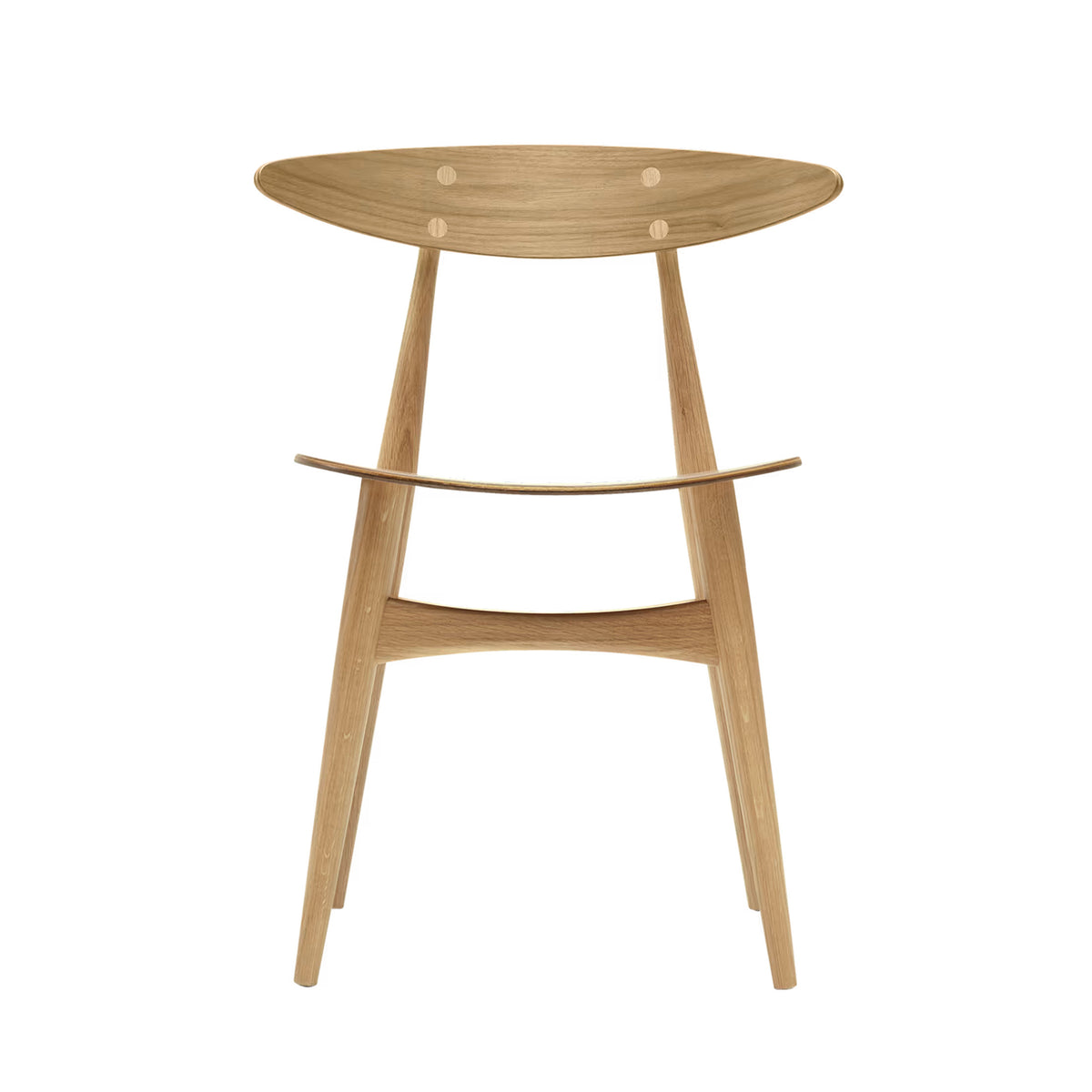 Carl Hansen & Søn CH33T Chair by Hans J. Wegner. A light wood table with an oval top and tapered legs in a minimalist design.