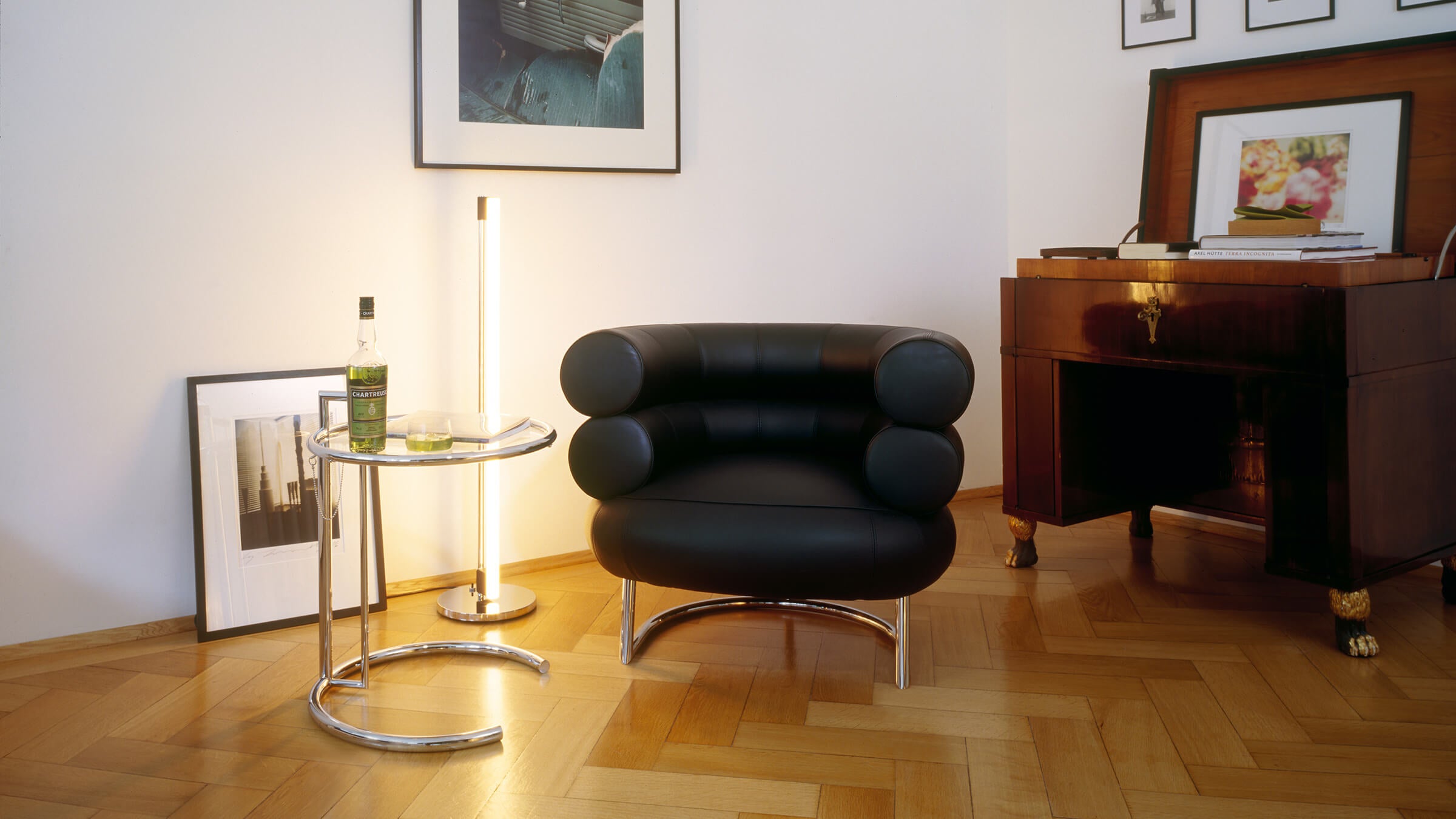 Desktop / Bibendum, designed by Eileen Gray made by Classicon