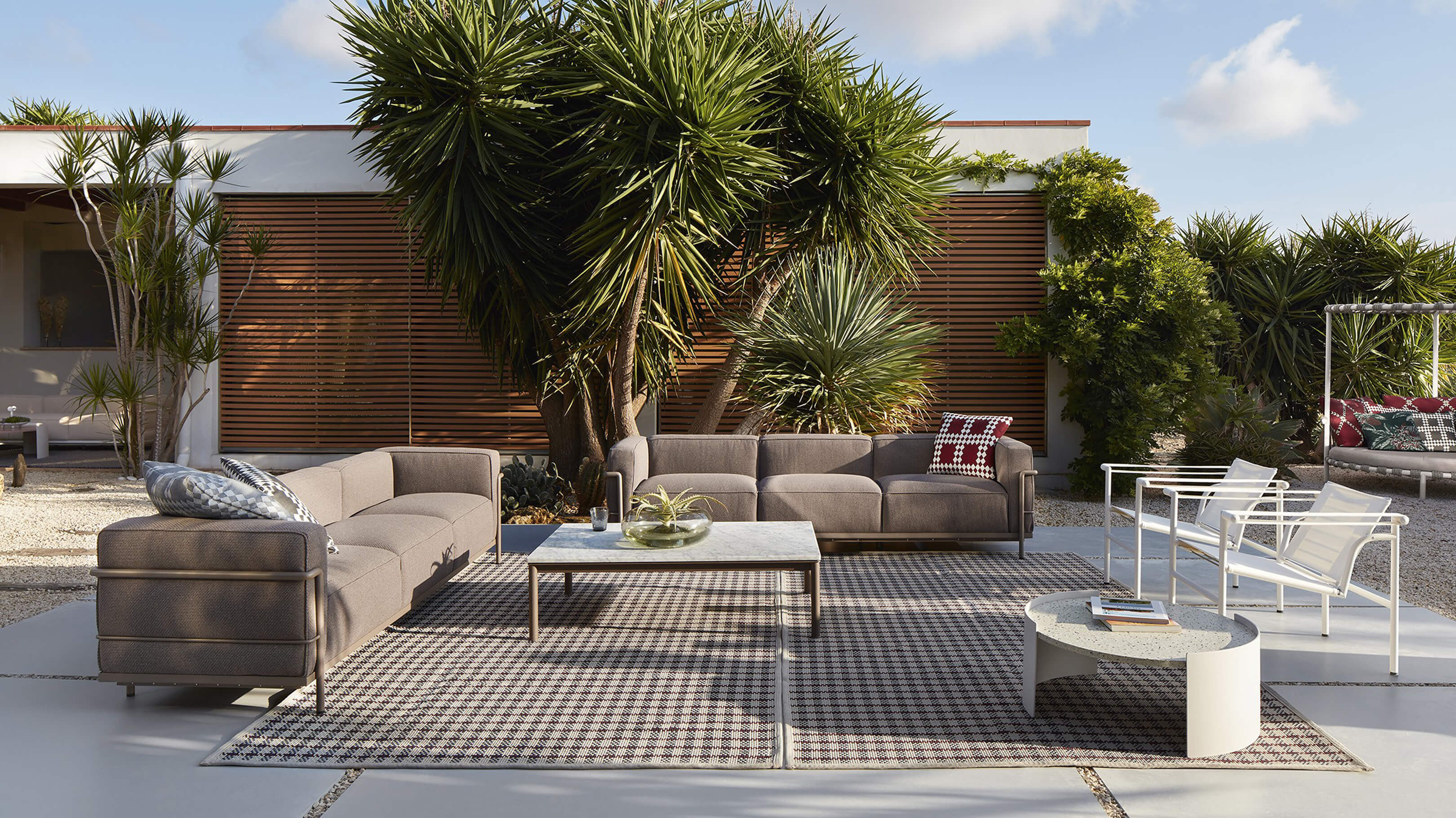 Desktop / WhiteMenu / LC3 Outdoor, designed by Le Corbusier, Pierre Jeanneret and Charlotte Perriand made by Cassina