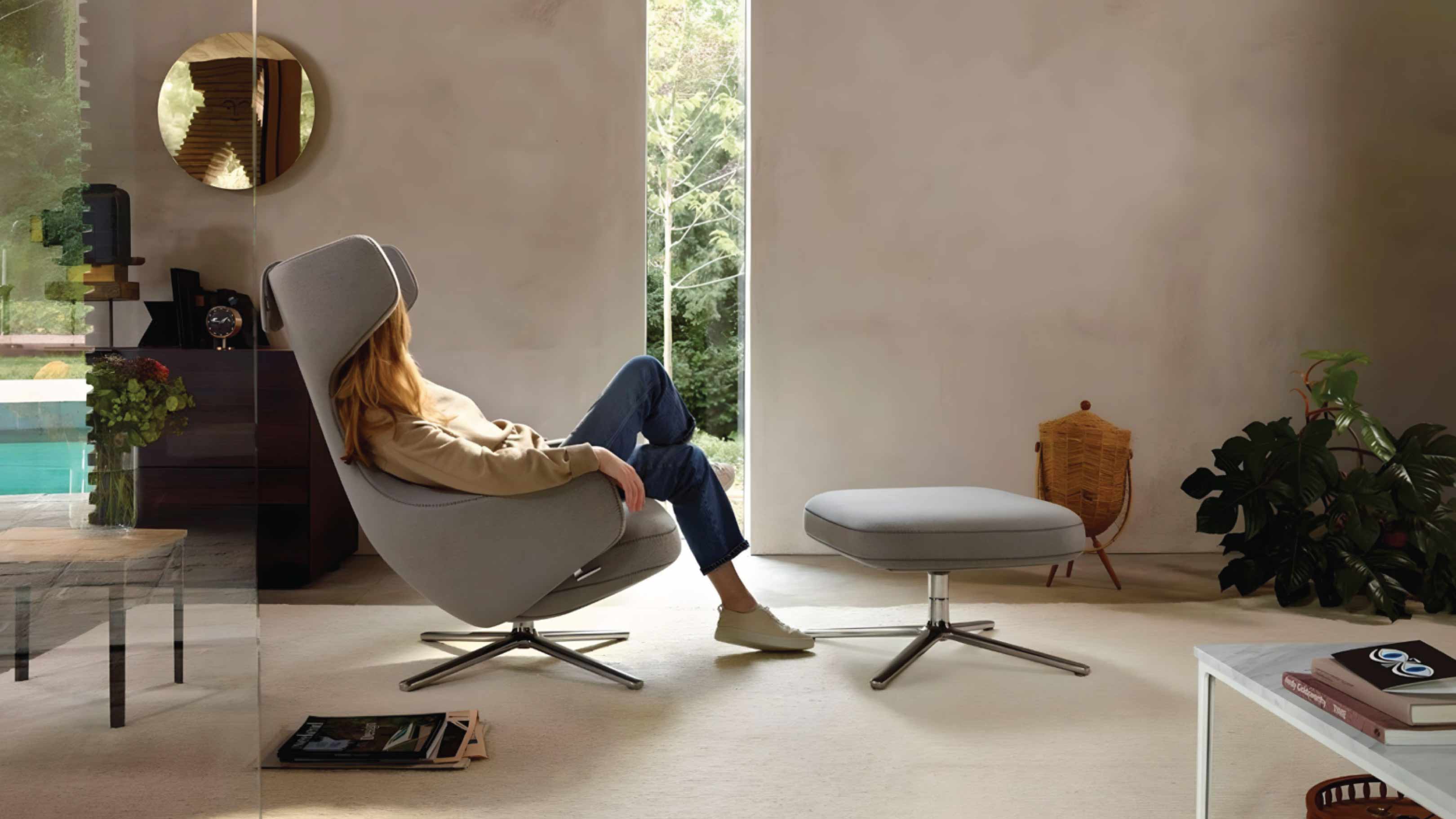 Desktop / WhiteMenu / Grand Repose & Ottoman, designed by Antonio Cittero made by Vitra