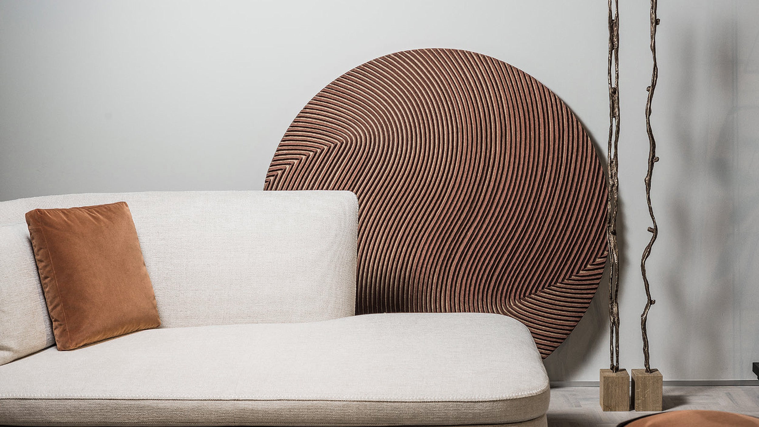 Desktop / Disque Friso Brown, designed by Domingos Tótora for Gardeco
