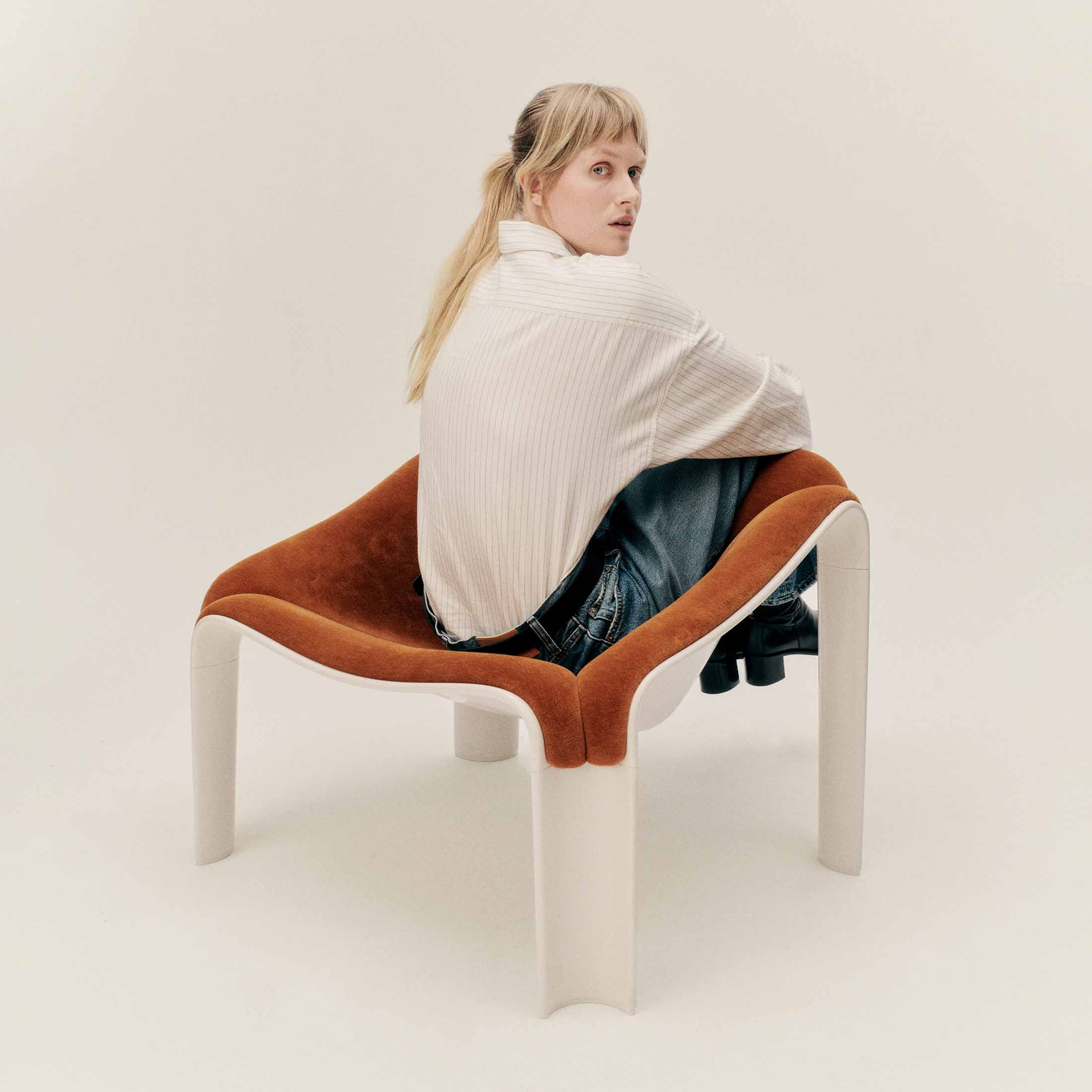 Rust - Alabaster White / Mobile / F300 Lounge Chair, designed by Pierre Paulin and made by Gubi
