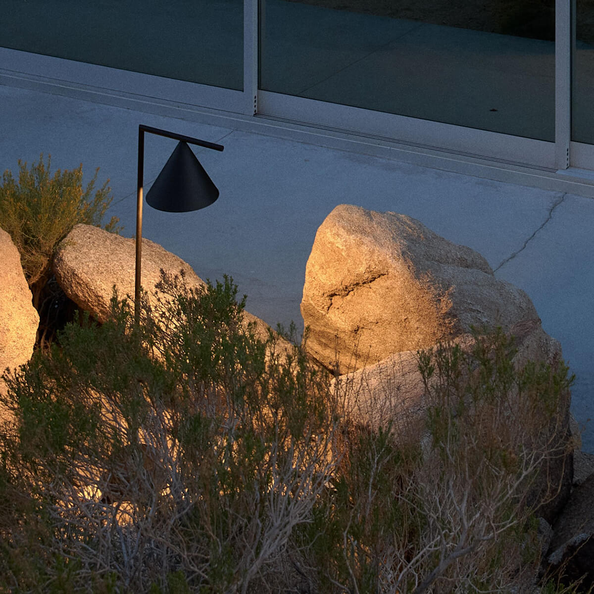 Mobile / WhiteMenu / Captain Flint, designed by Michael Anastassiades made by Flos