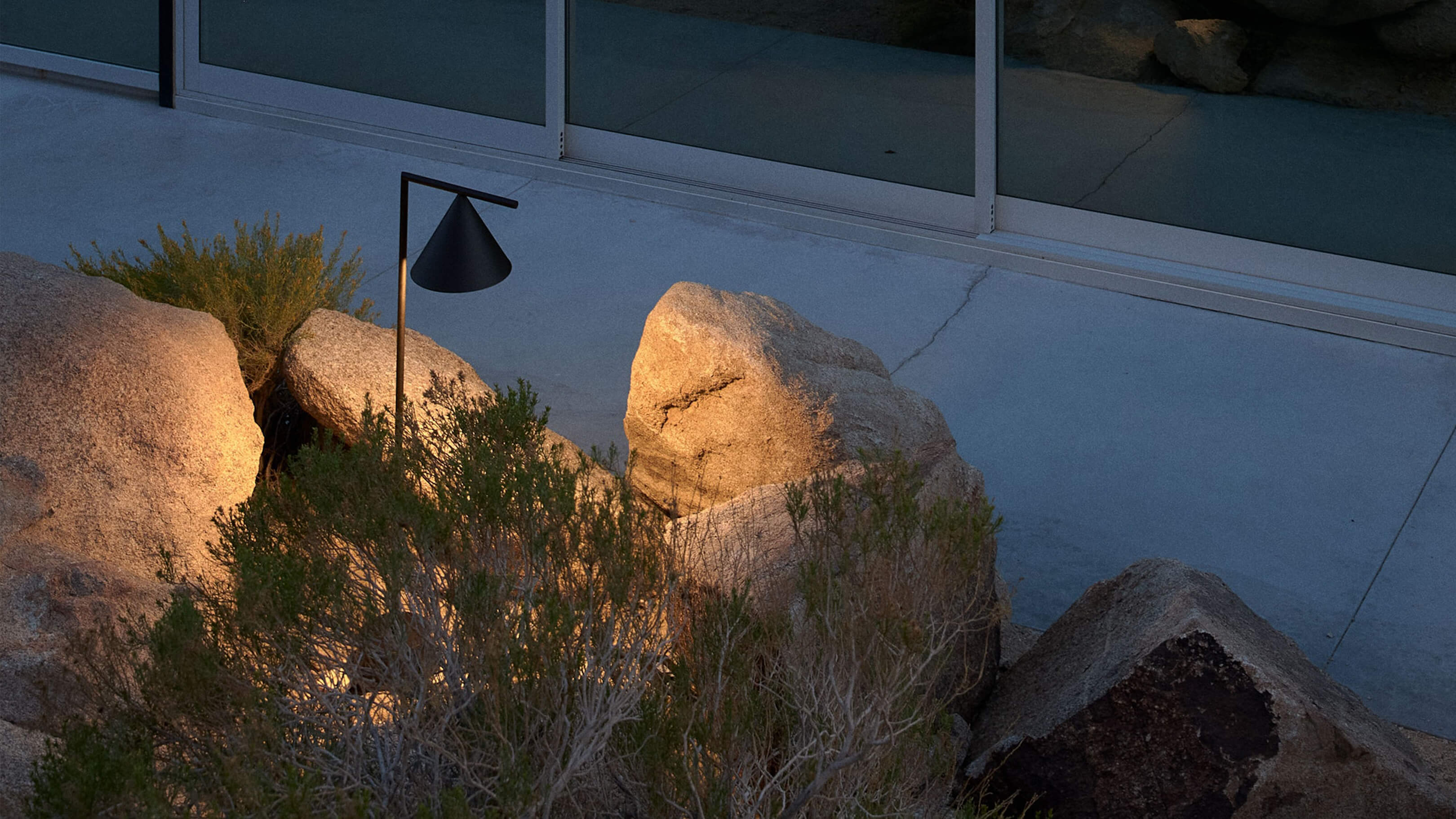 Desktop / WhiteMenu / Captain Flint, designed by Michael Anastassiades made by Flos