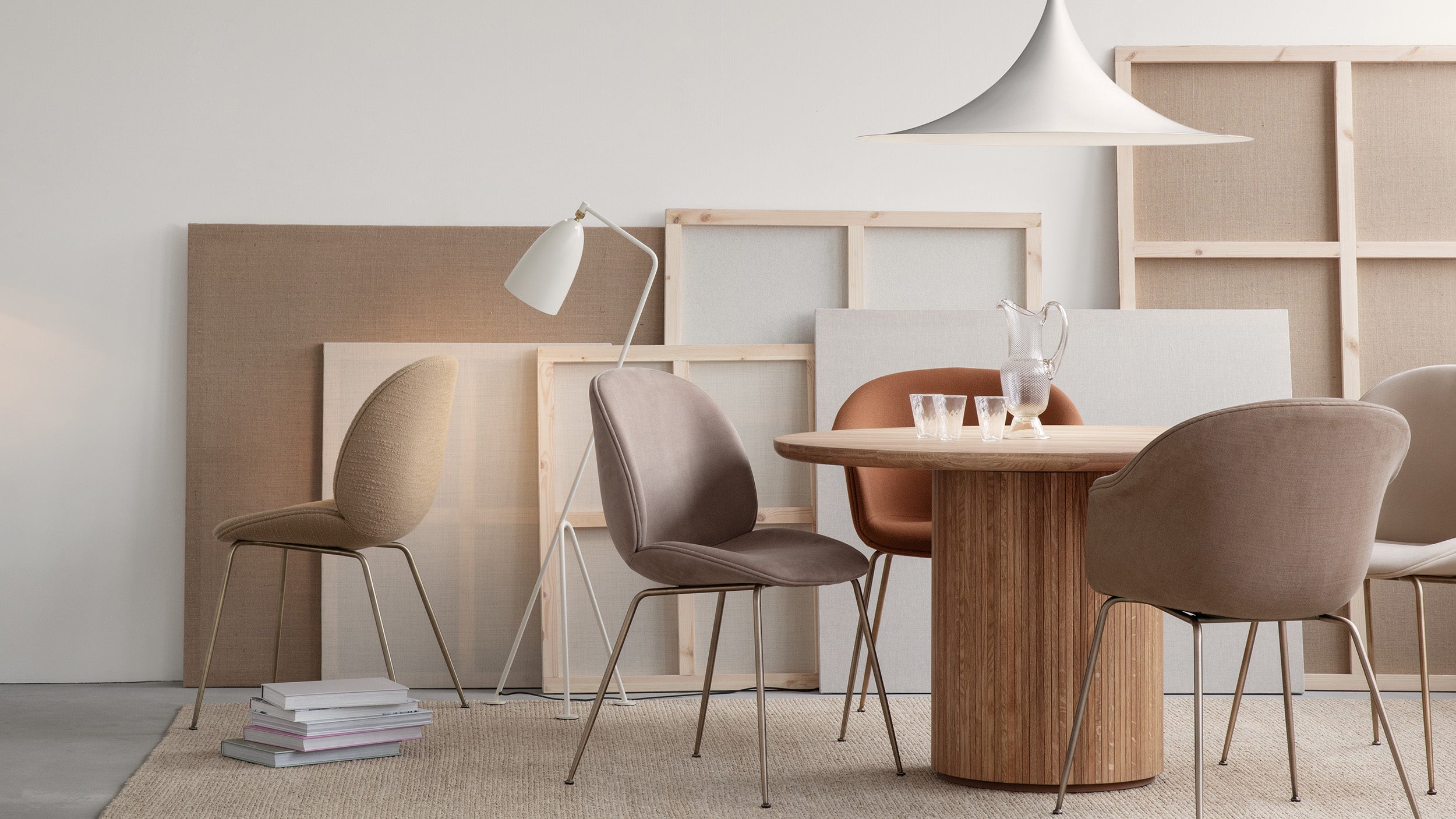 Alabaster White Glossy / Desktop / Gräshoppa Floor Lamp, designed by Greta M. Grossman and made by Gubi