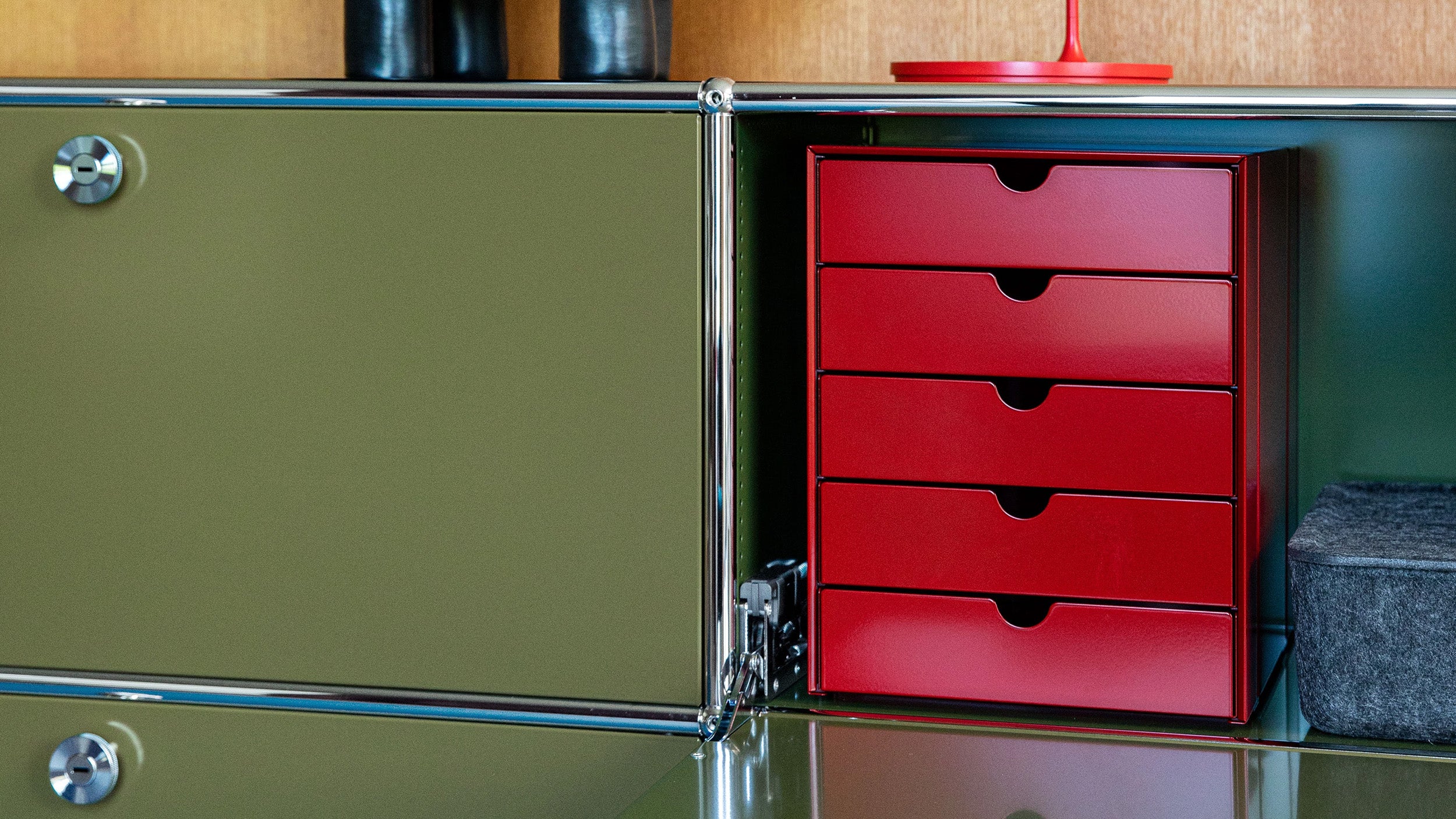 Desktop / Inos 5 Drawer Set (K1), made by USM Haller