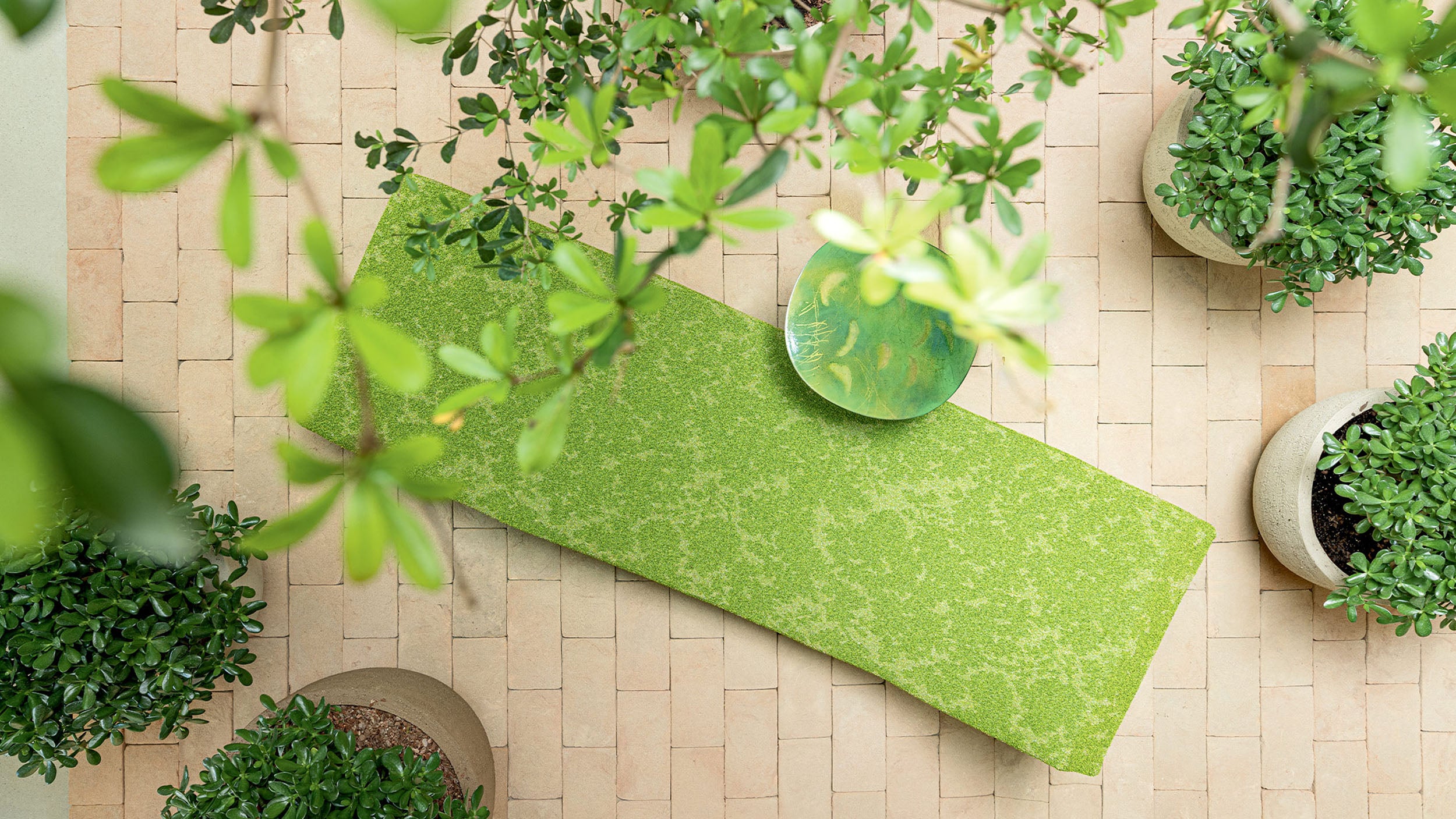 Desktop / Linea Chaise Longue, designed by Francesco Rota for Paola Lenti