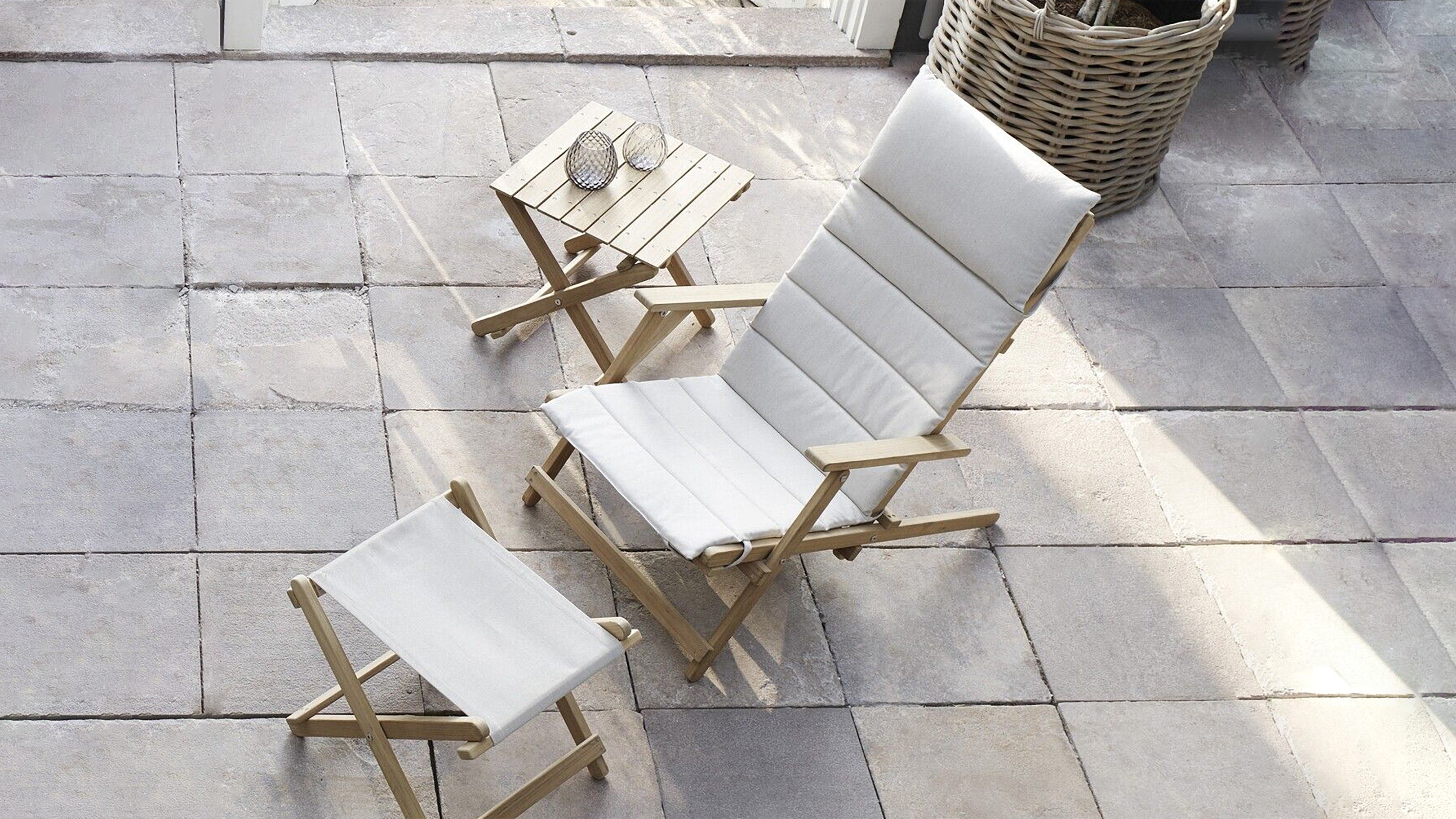 Desktop / BM5568 Deck Chair with Cushion, designed by Borge Mogensen for Carl Hansen and Son