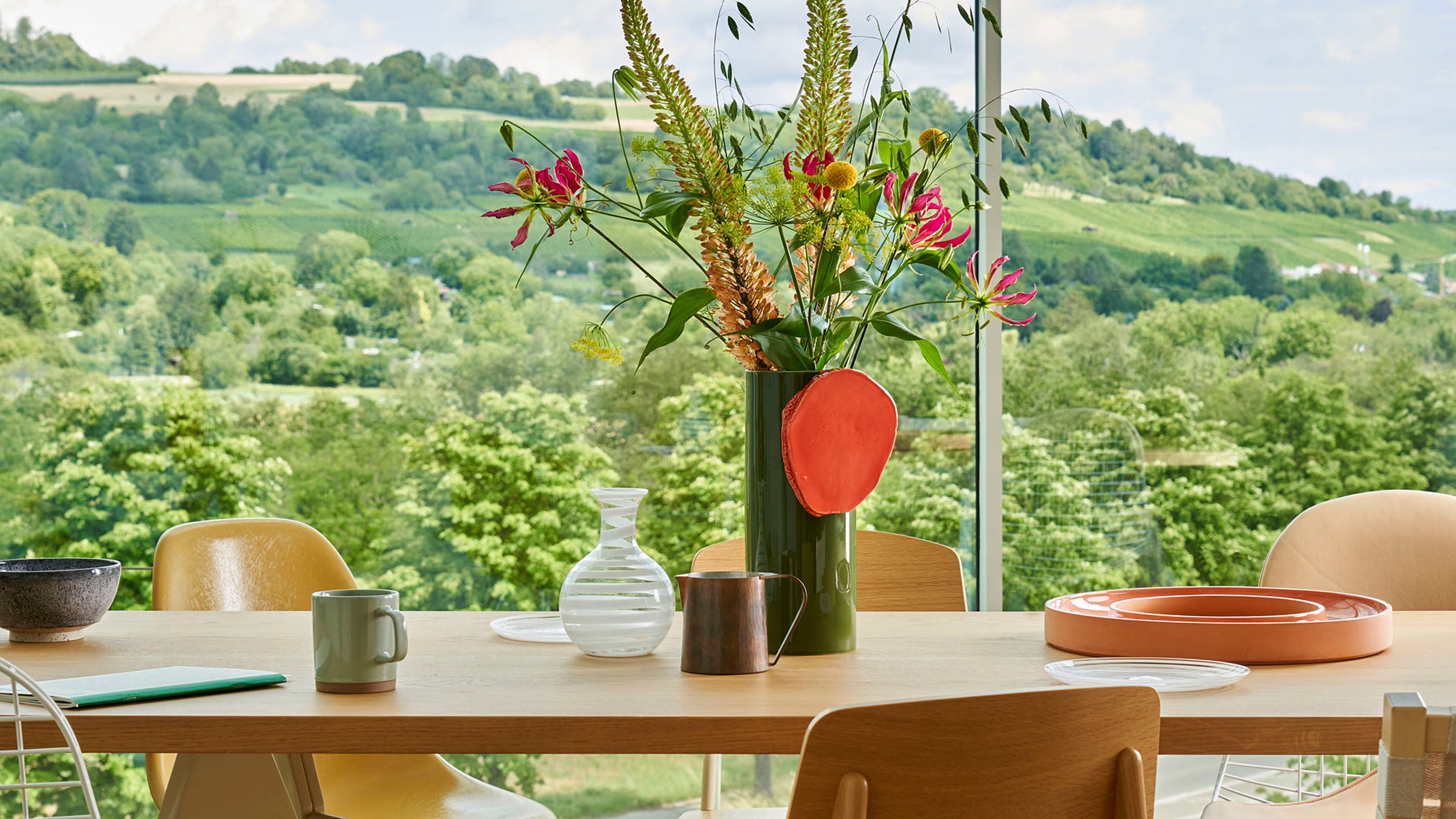 Desktop / The Vases Découpage, Disque, designed by Ronan & Erwan Bouroullec for Vitra