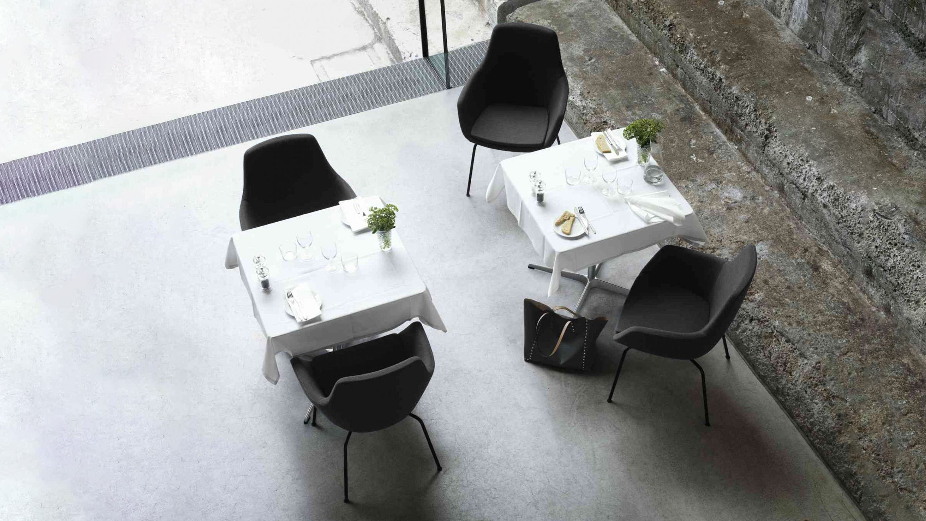 Gray / Desktop / Little Giraffe, designed by Arne Jacobsen
