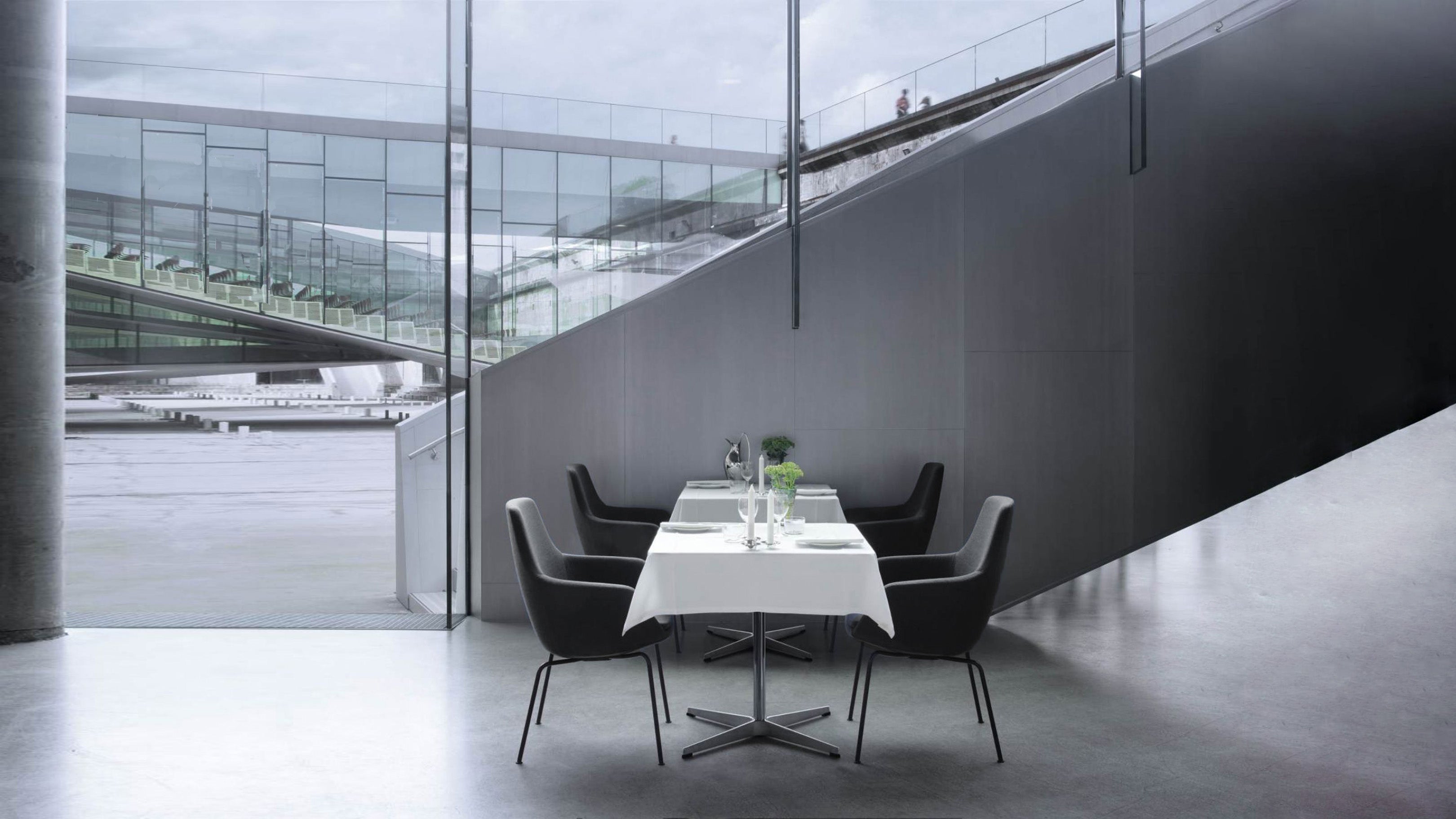 Gray / Desktop / Little Giraffe, designed by Arne Jacobsen