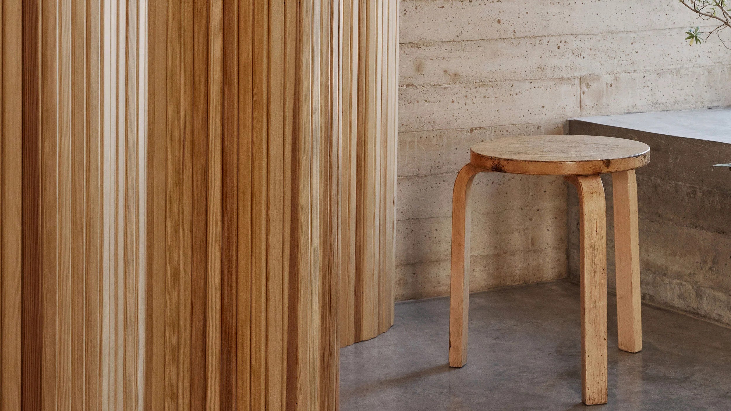 Desktop / Screen 100, designed by Alvar Aalto for Artek