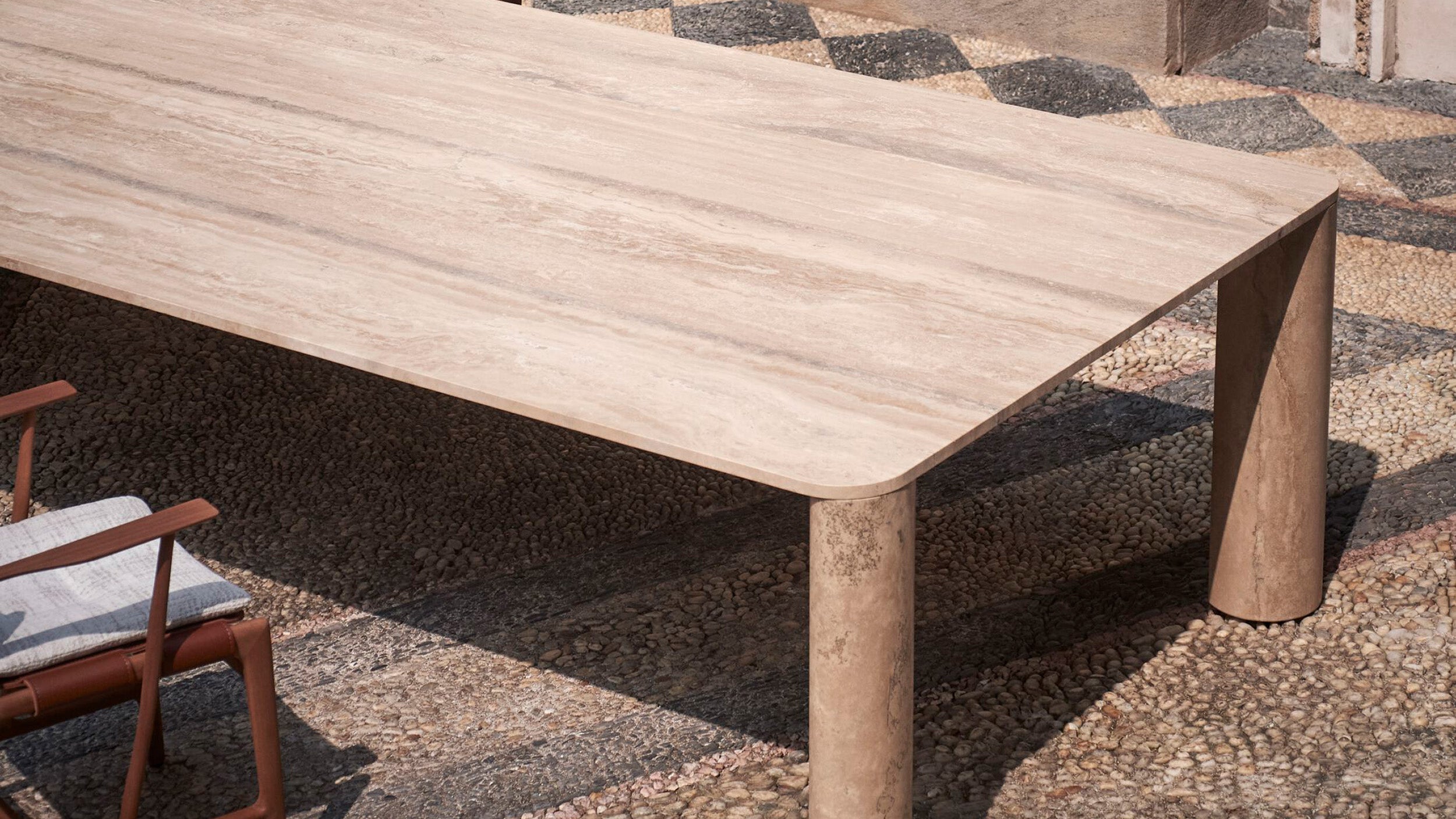 Desktop / Michelangelo Dinner Table by Exteta