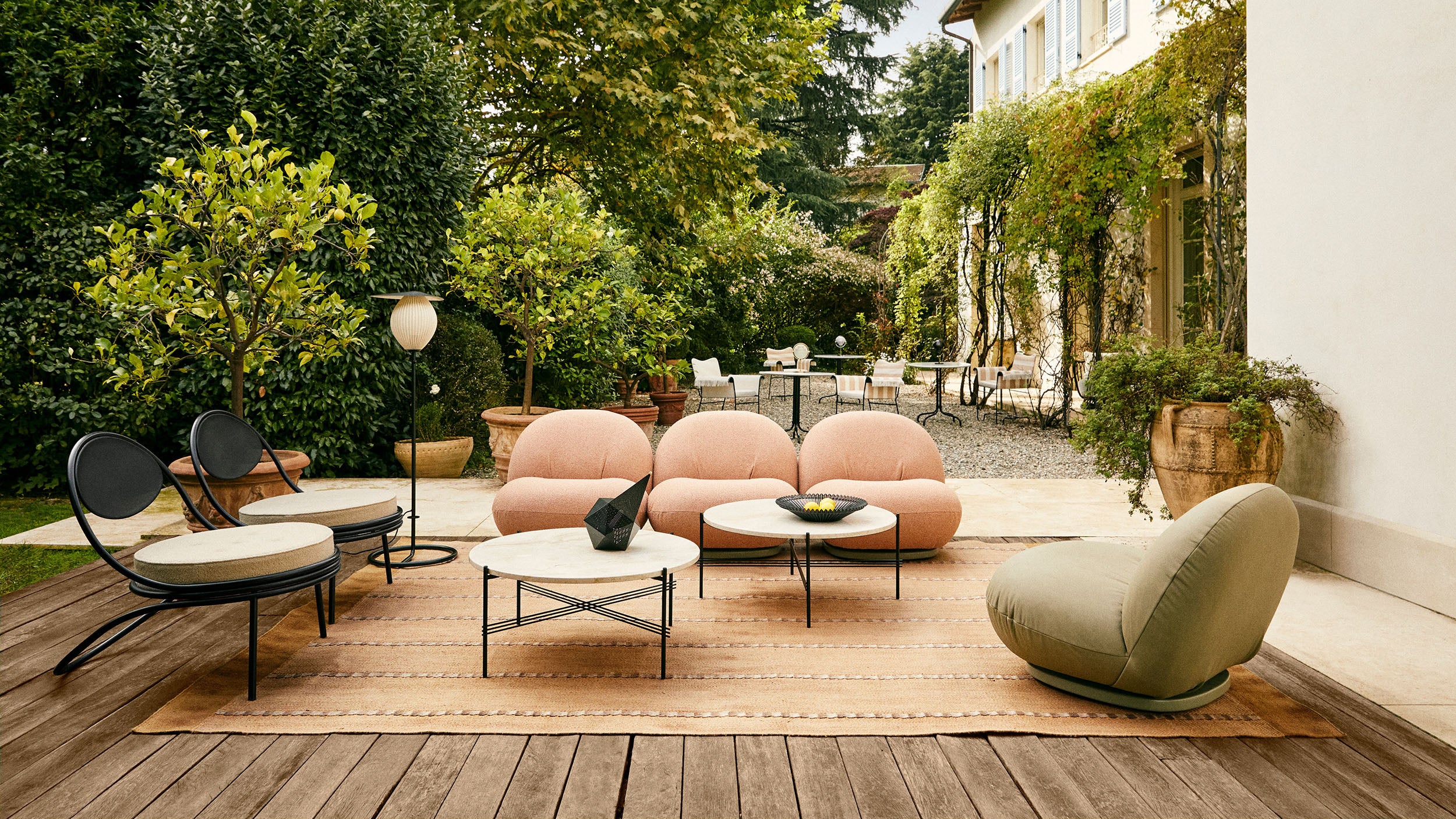 Desktop / Pacha Outdoor Sofa, designed by Pierre Paulin and made by Gubi