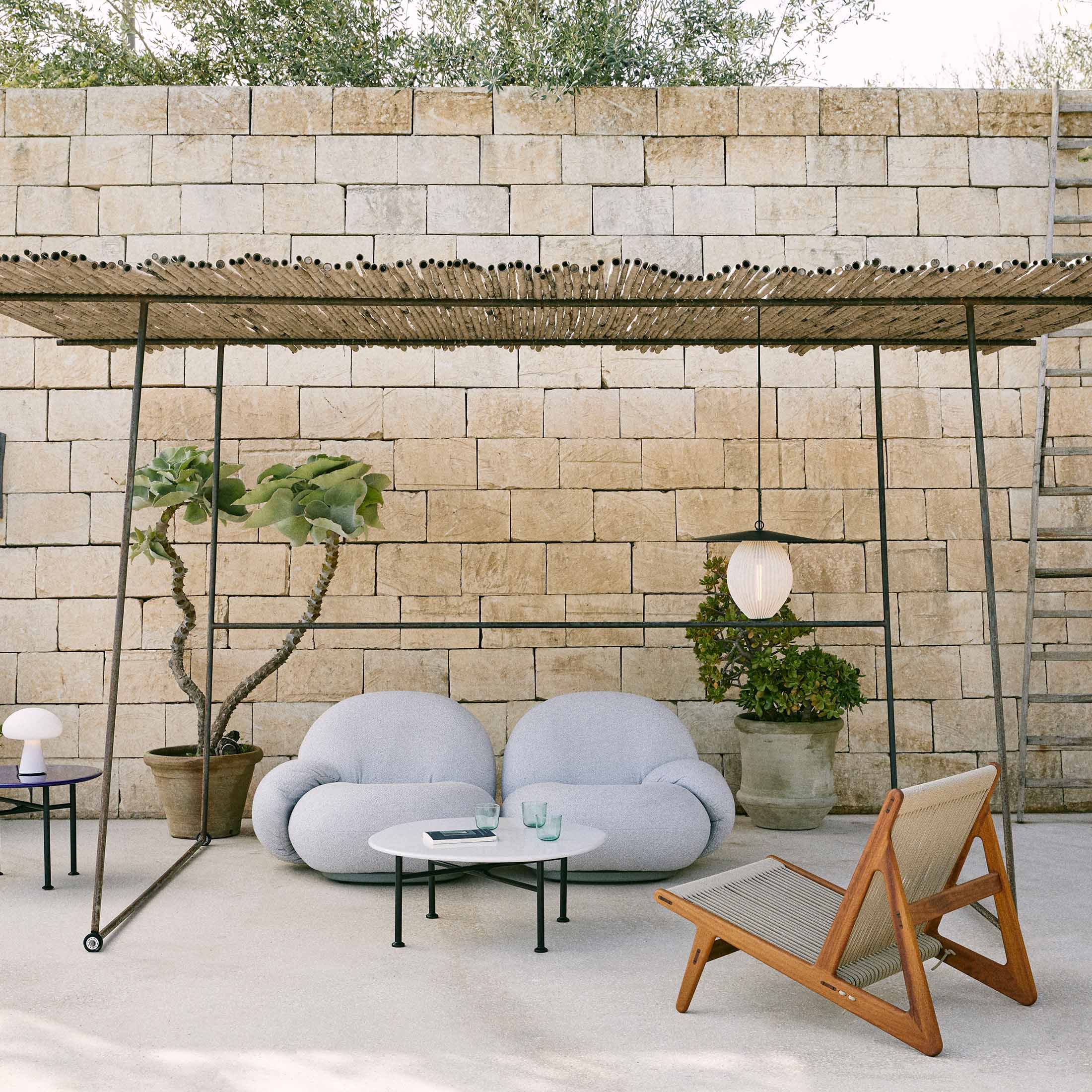 Mobile / Pacha Outdoor Sofa, designed by Pierre Paulin and made by Gubi