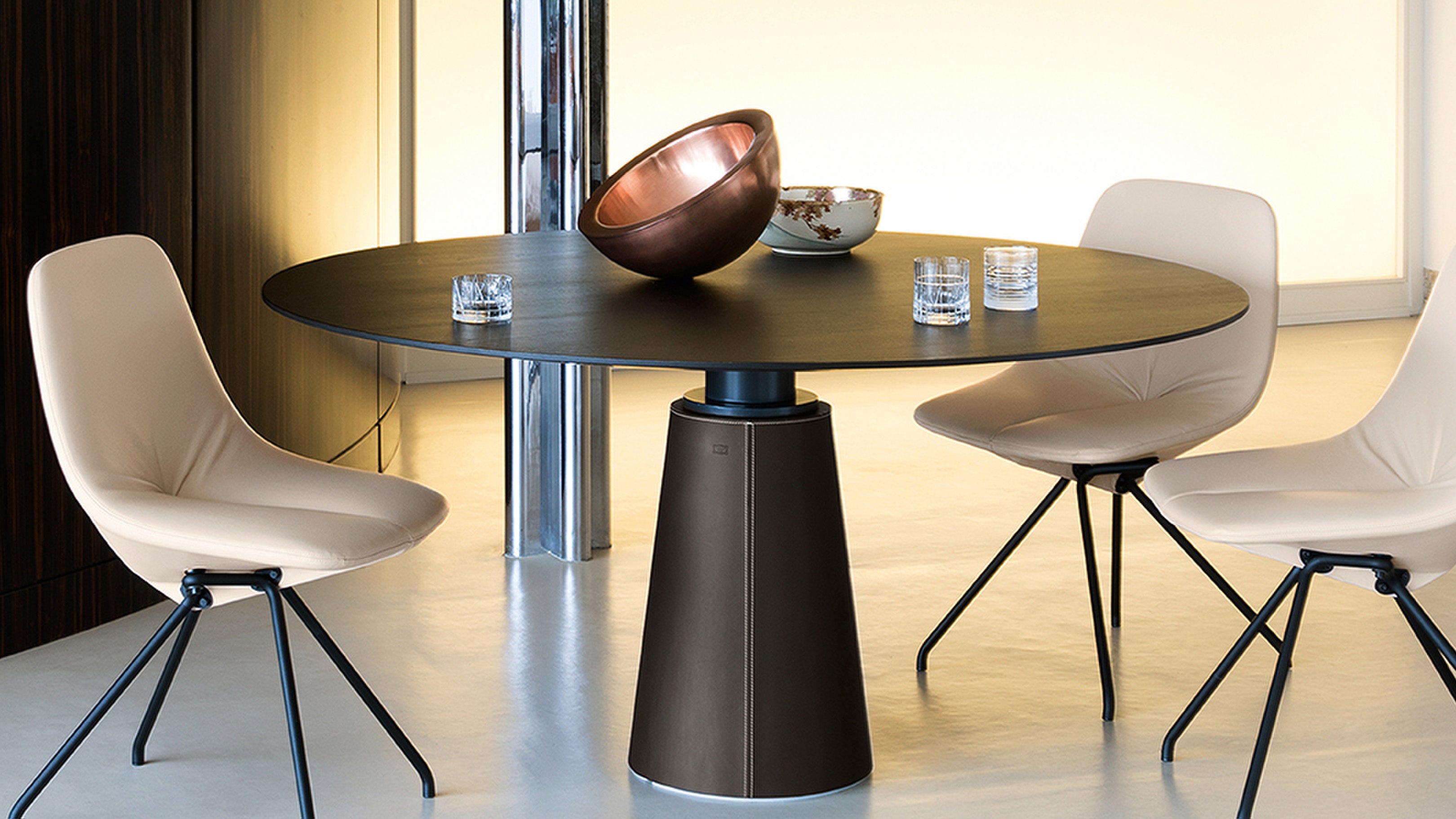 Desktop / Mesa Due Round Table, designed by Lella and Massimo Vignelli for Poltrona Frau
