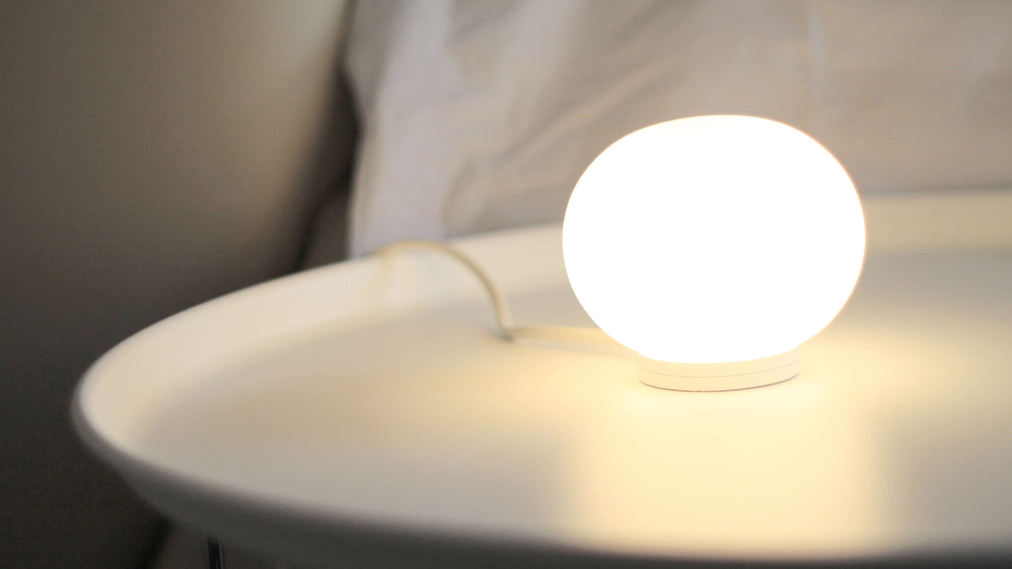 Desktop / Mini Glo-Ball Table Lamp designed by Jasper Morrison made by Flos