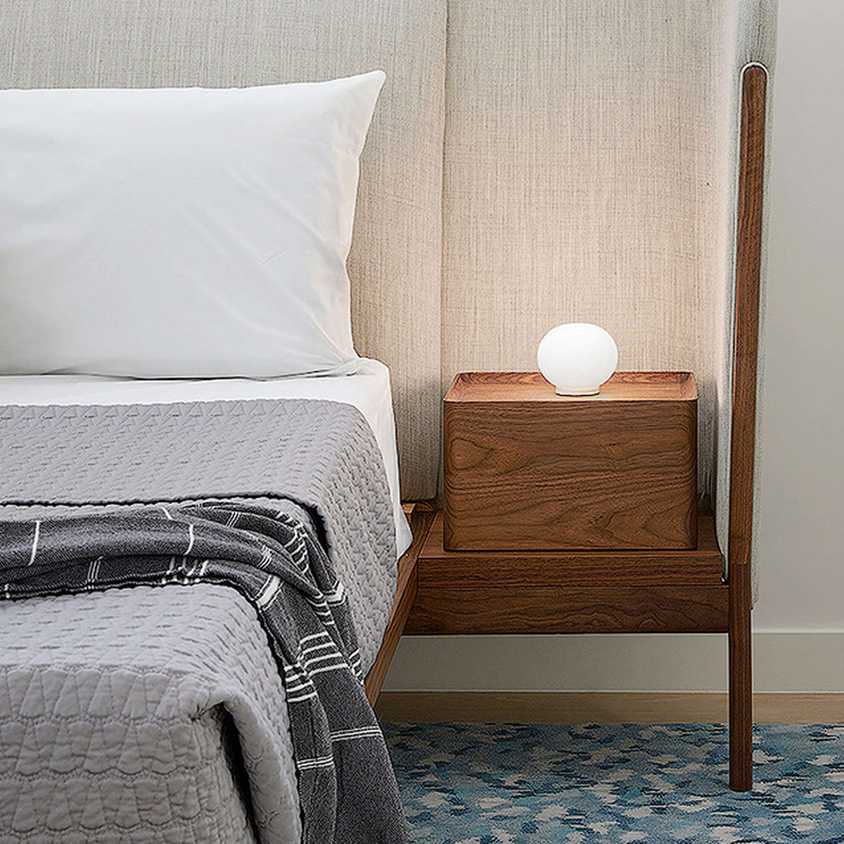 Mobile / Mini Glo-Ball Table Lamp designed by Jasper Morrison made by Flos