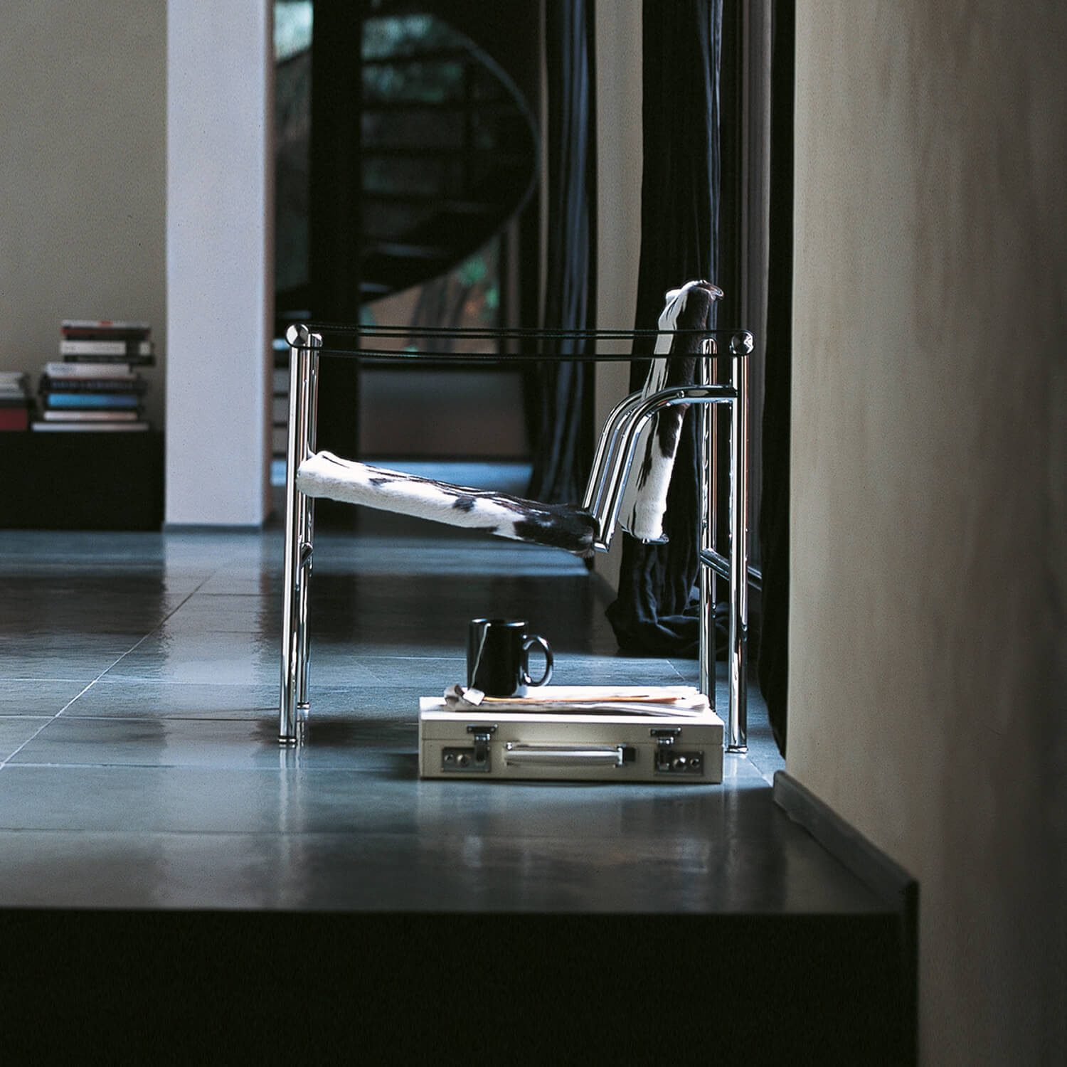 Chrome / Cowskin / Mobile/ WhiteMenu / LC1 Sling Chair made by Cassina