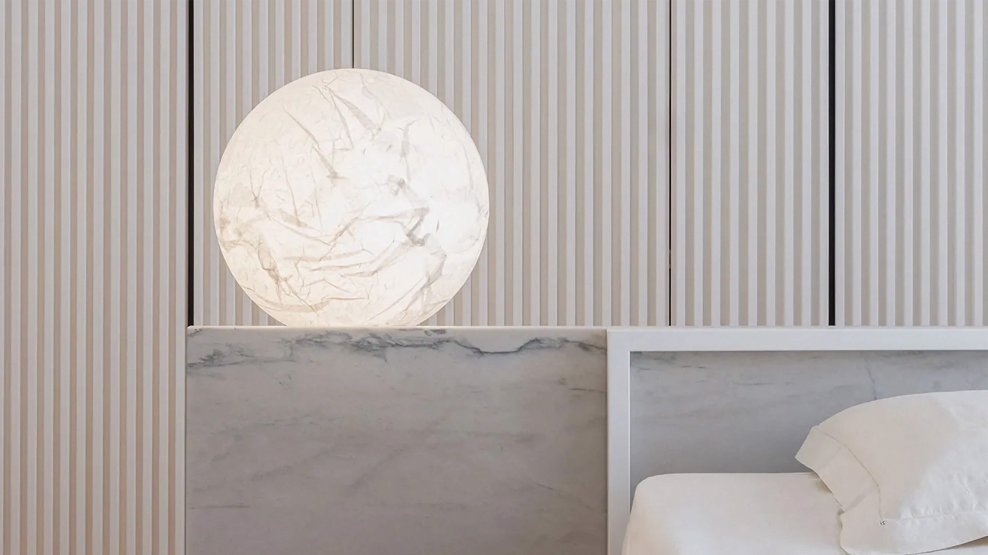 Desktop / BlackMenu / Moon T Table Lamp