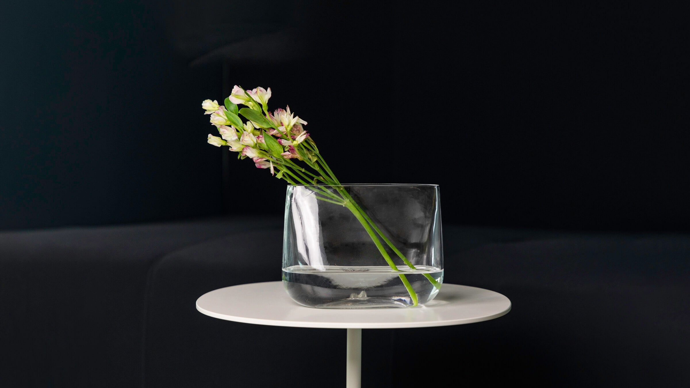 Wide / Desktop / BlackMenu / Kielo Vase Clear, designed by Emanuele Pizzolorusso