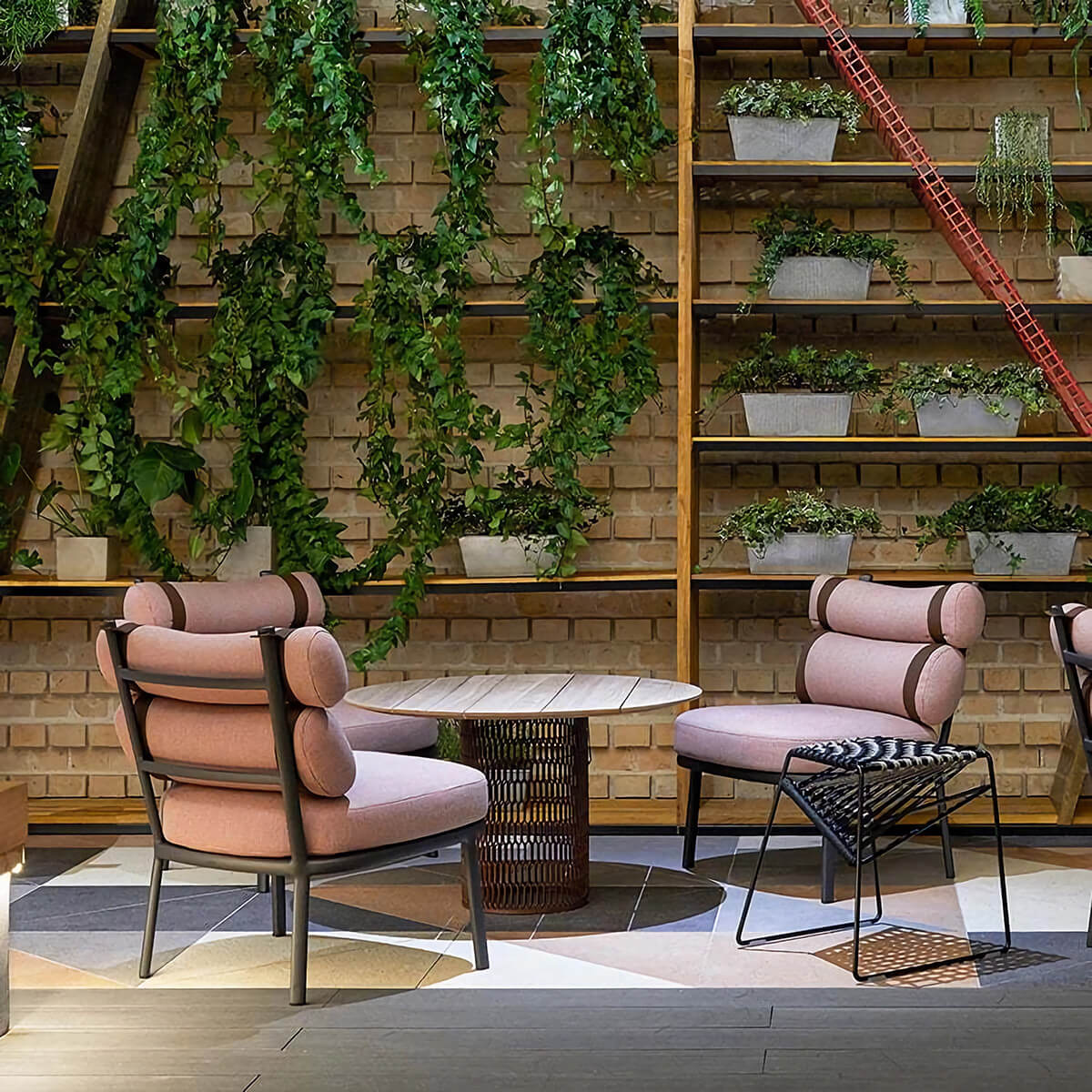 Mobile / WhiteMenu / Mesh Table, designed by Patricia Urquiola
