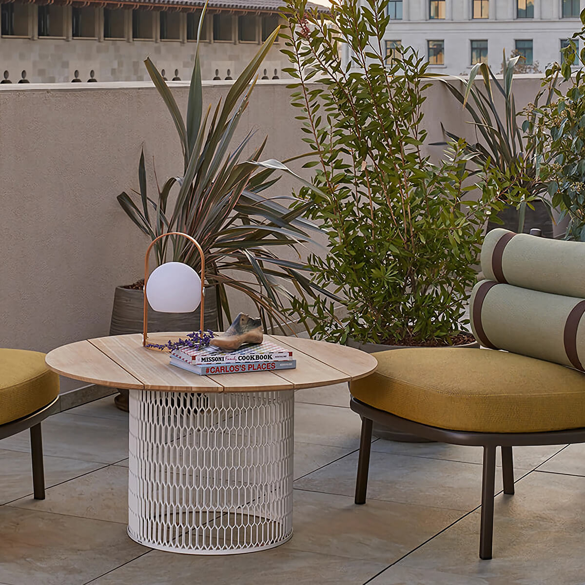 Mobile / WhiteMenu / Mesh Table, designed by Patricia Urquiola