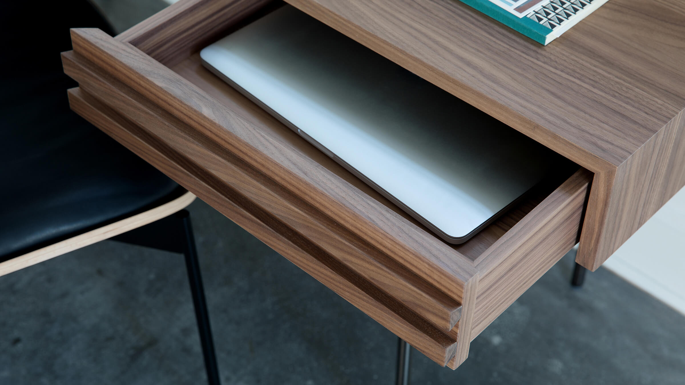 Desktop / WhiteMenu / Harri Writing Desk