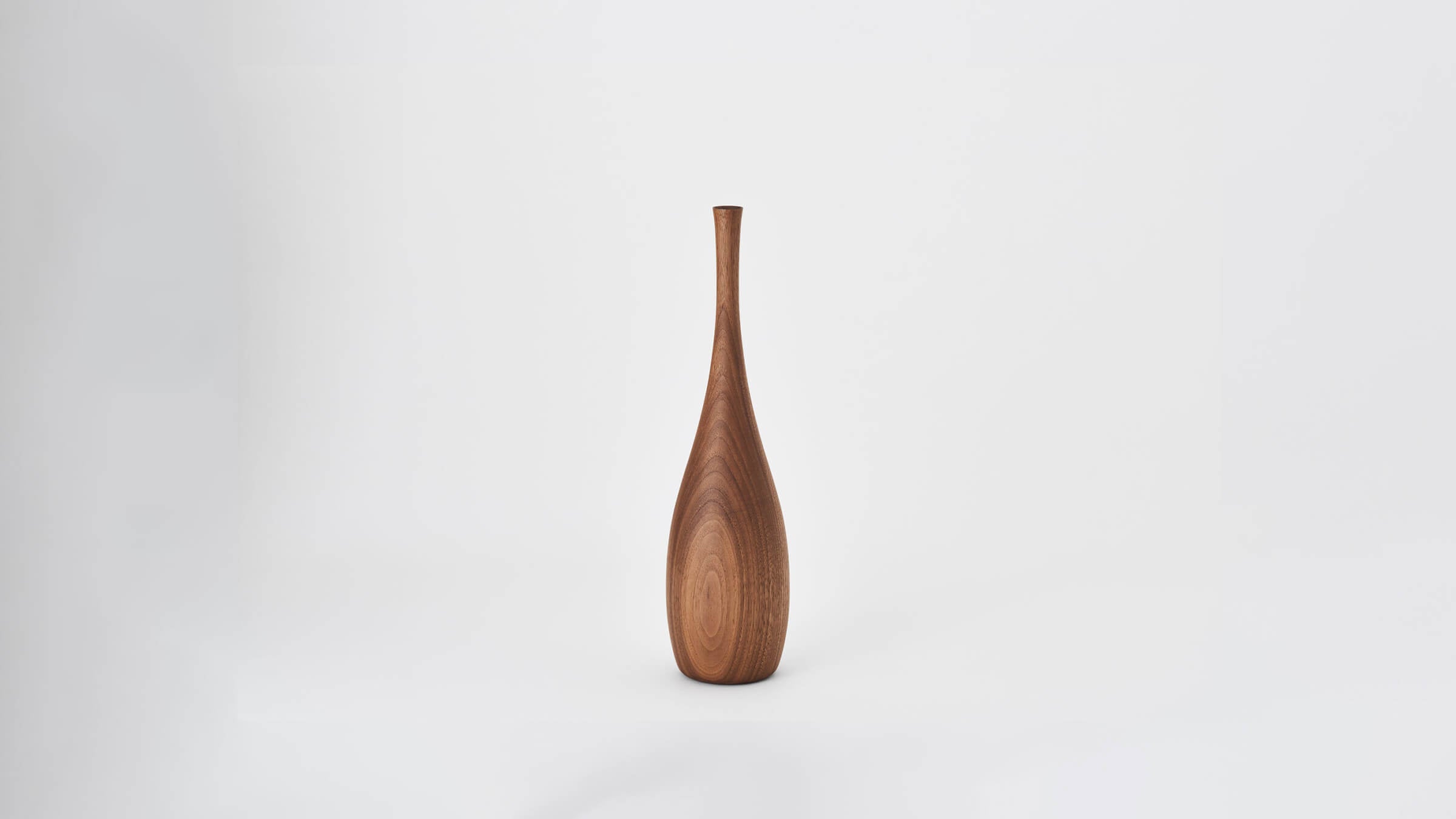 Mezzo / Walnut / Desktop / BlackMenu / Linea Vases designed by Iwata Mokkou Studio