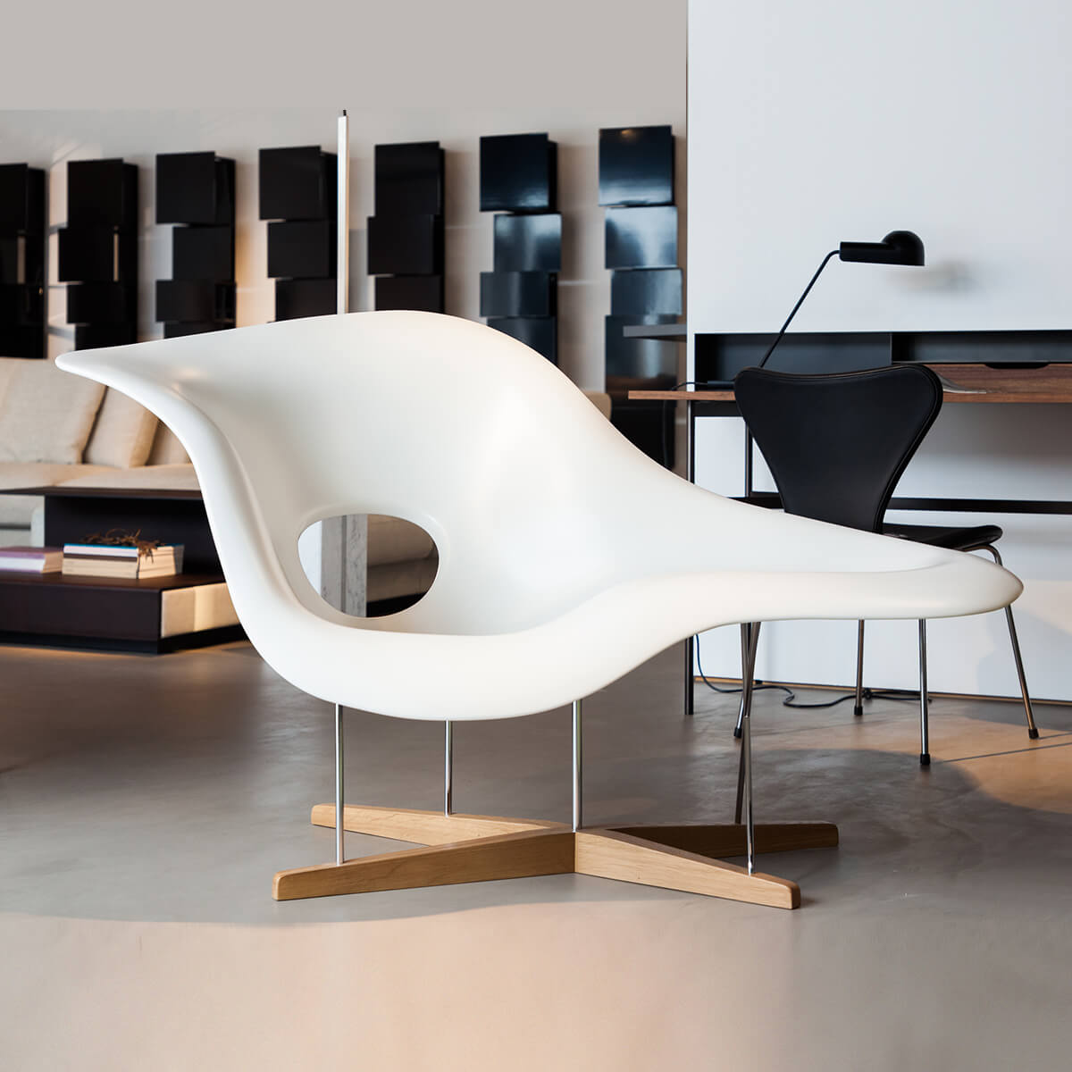 Mobile / BlackMenu / La Chaise, designed By Charles and Ray Eaames made by Vitra