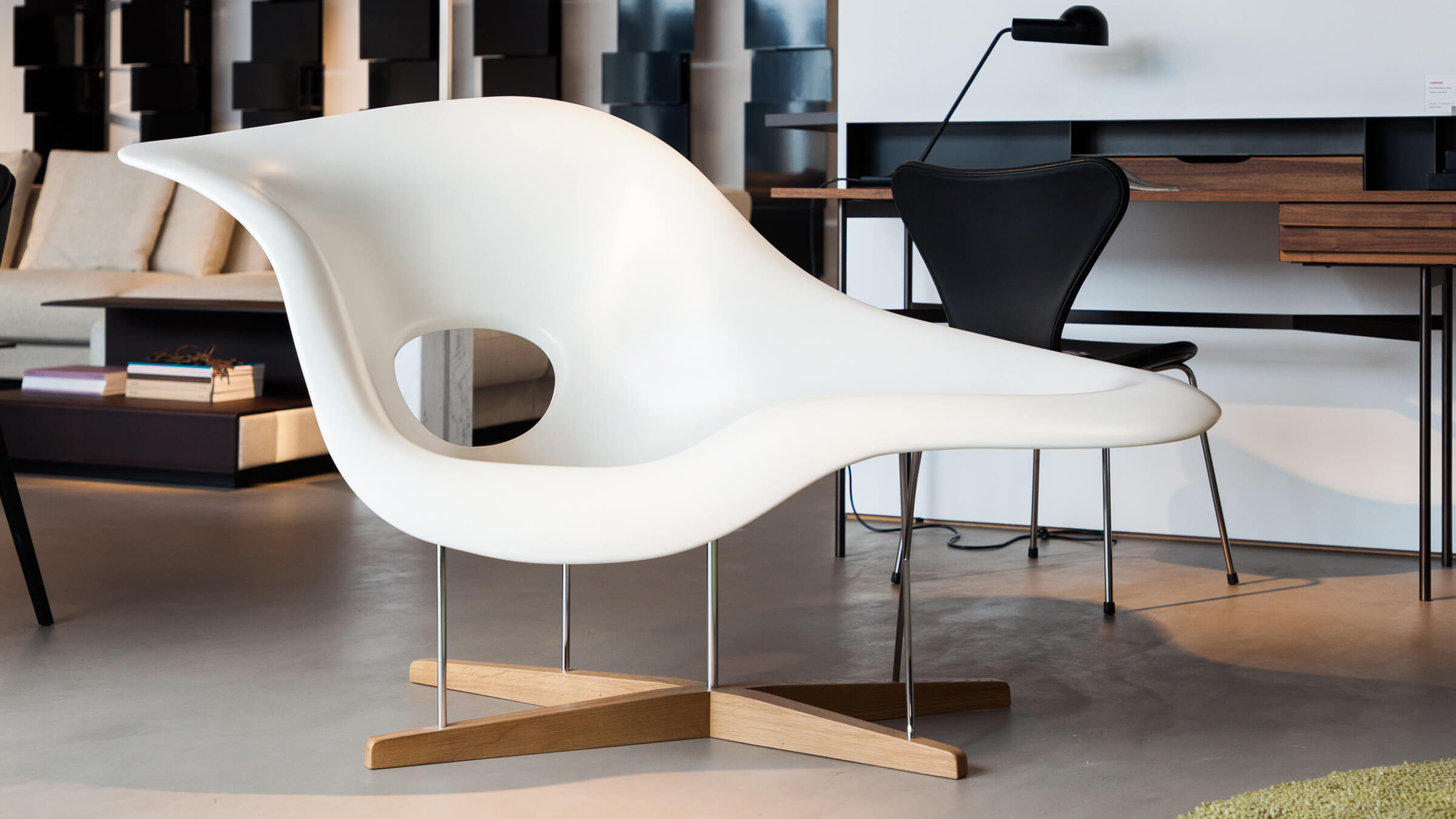 Desktop / WhiteMenu / La Chaise, designed By Charles and Ray Eaames made by Vitra