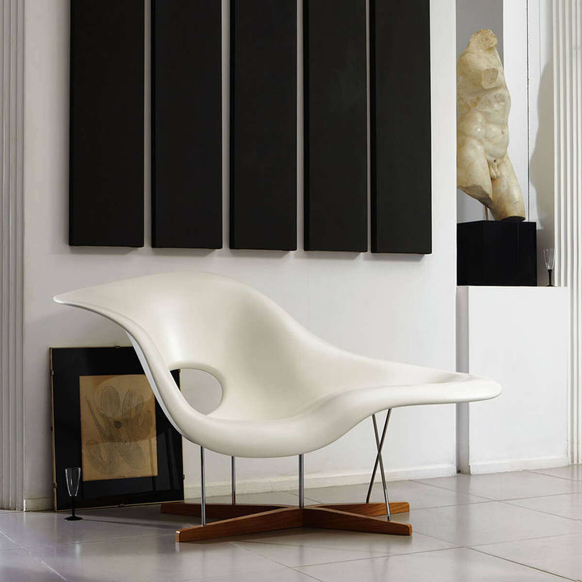 Mobile / WhiteMenu / La Chaise, designed By Charles and Ray Eaames made by Vitra