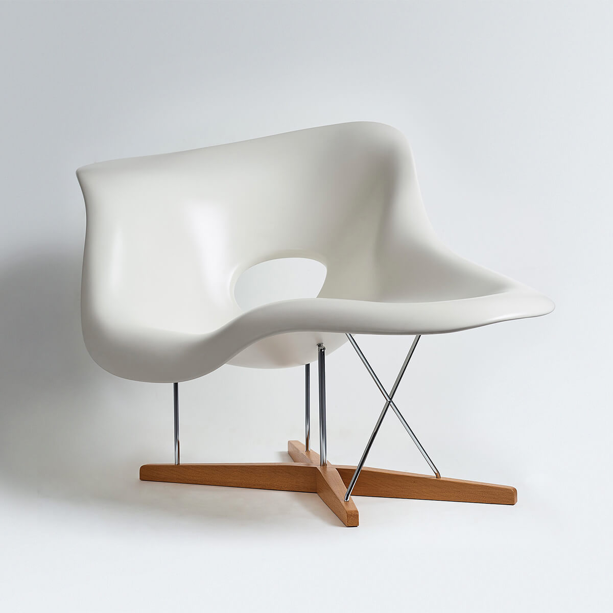 Mobile / BlackMenu / La Chaise, designed By Charles and Ray Eaames made by Vitra