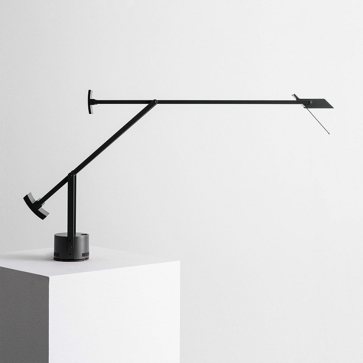 Mobile / BlackMenu / Tizio Desk Lamp, designed by Richard Sapper