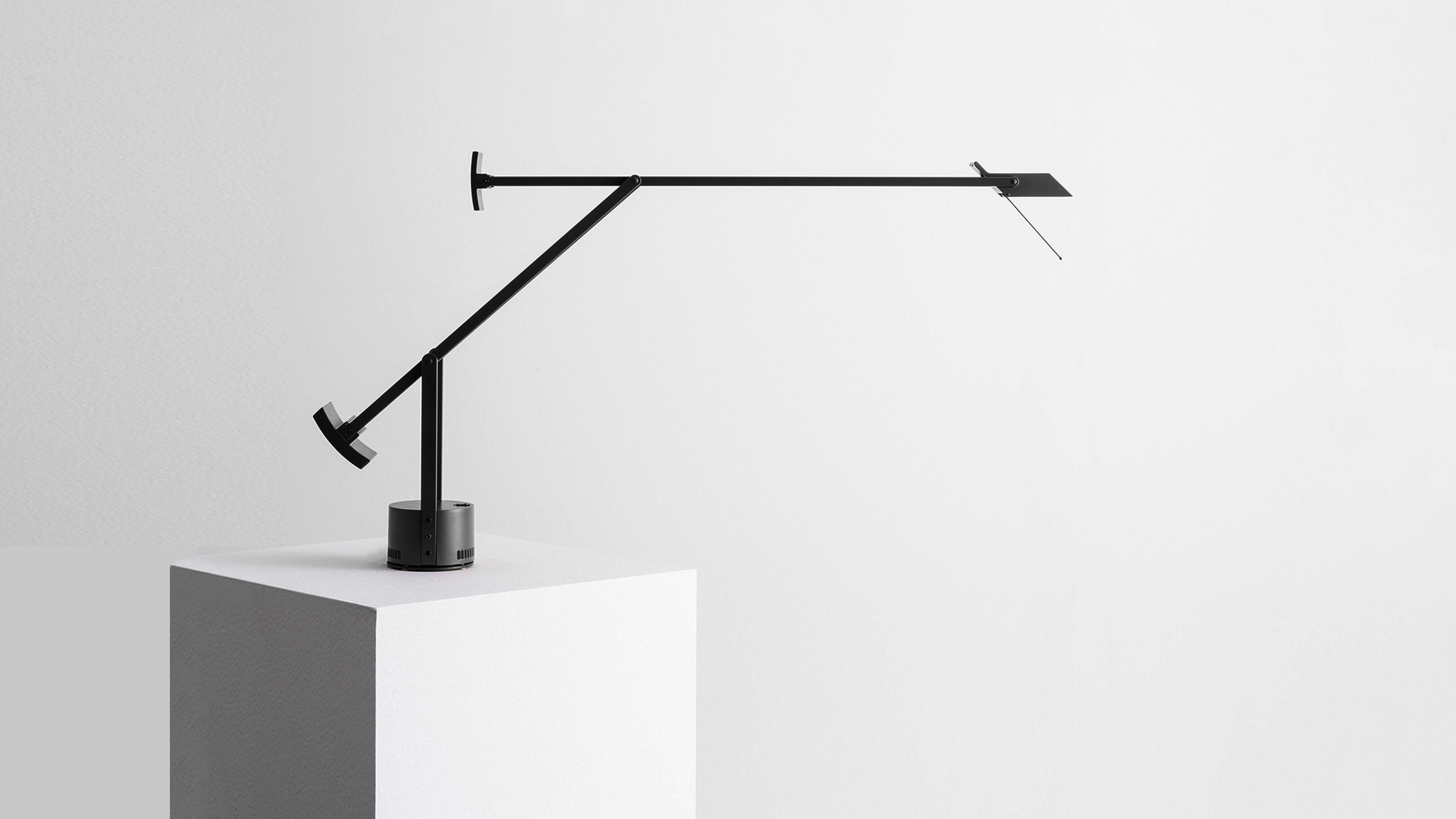 Desktop / BlackMenu / Tizio Desk Lamp, designed by Richard Sapper