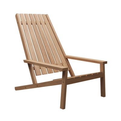 Fritz Hansen Between Lines Deck Chair by Stine Weigelt. A wooden lounge chair with light natural finish and slatted design.