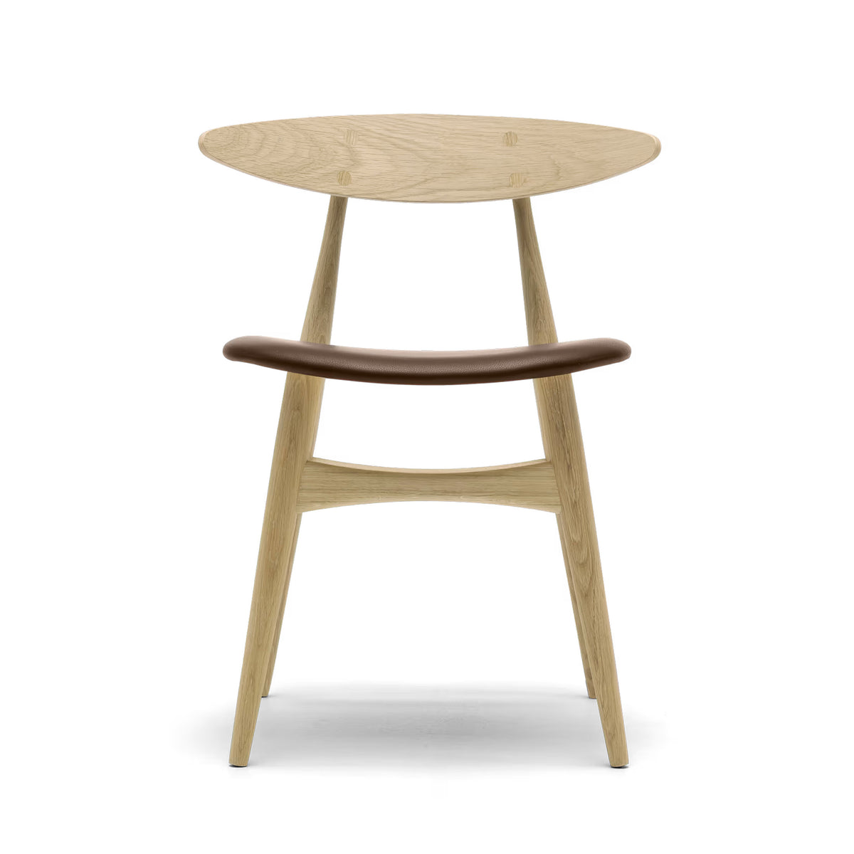 Carl Hansen & Søn CH33P Chair by Hans J. Wegner. Light wood chair with dark brown curved backrest and angled legs.