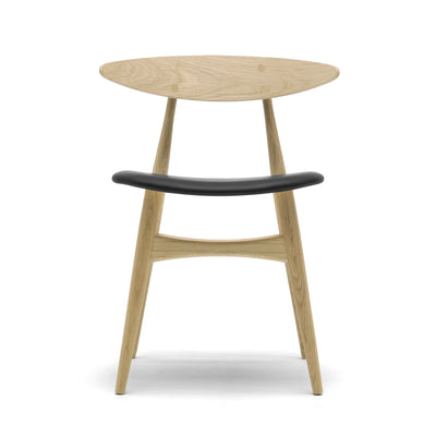Carl Hansen & Søn CH33P Chair by Hans J. Wegner. Natural wood chair with black curved backrest detail.