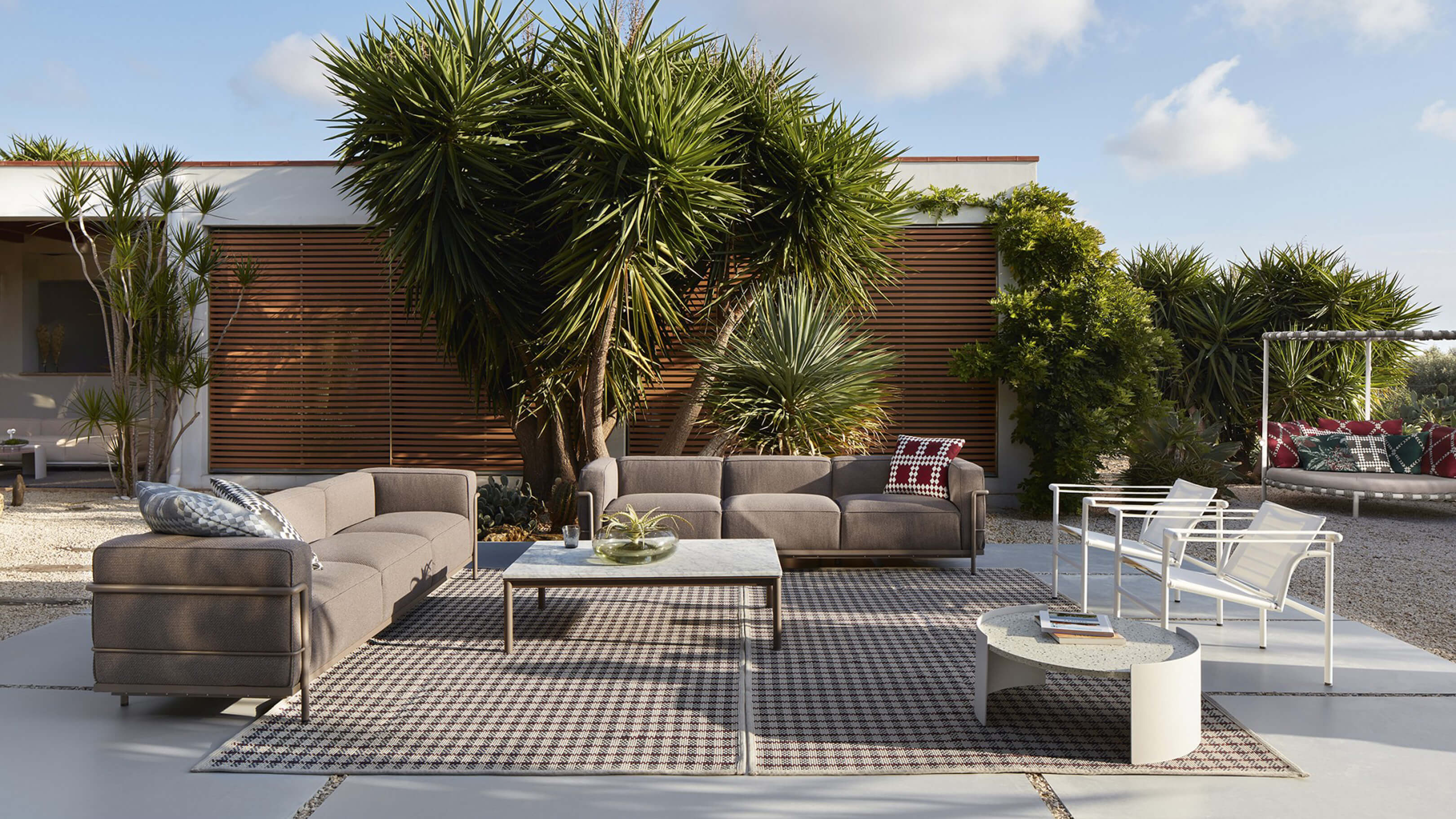 Desktop / BlackMenu / LC1 Outdoor, designed by Le Corbusier, Pierre Jeanneret, and Charlotte Perriand made by Cassina