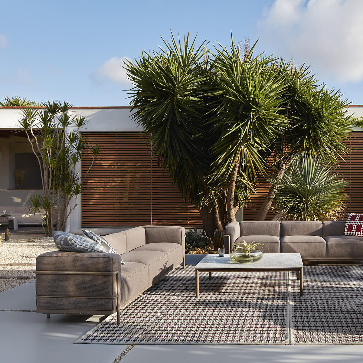Mobile / WhiteMenu / LC3 Outdoor, designed by Le Corbusier, Pierre Jeanneret and Charlotte Perriand made by Cassina