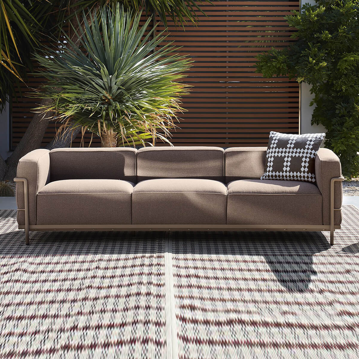 Mobile / WhiteMenu / LC3 Outdoor, designed by Le Corbusier, Pierre Jeanneret and Charlotte Perriand made by Cassina