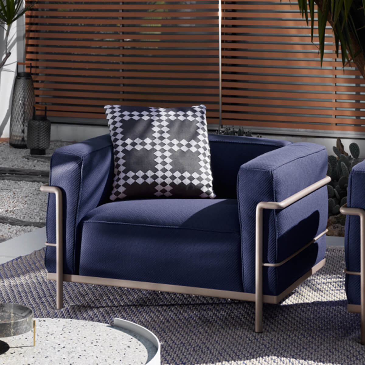 Mobile / WhiteMenu / LC3 Outdoor, designed by Le Corbusier, Pierre Jeanneret and Charlotte Perriand made by Cassina