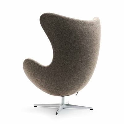 Fritz Hansen Egg™ Chair - 3316 by Arne Jacobsen. A gray fabric lounge chair with curved lines sits on a polished metal base.