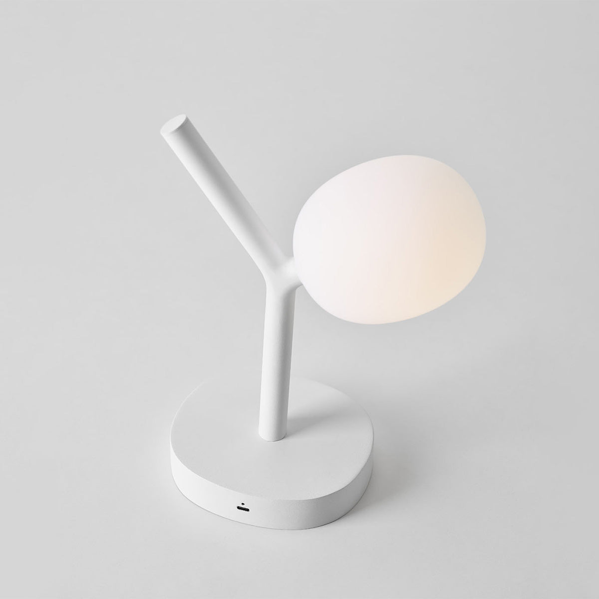 White / Mobile / Ivy Table Battery lamp by Lucie Koldová for Brokis
