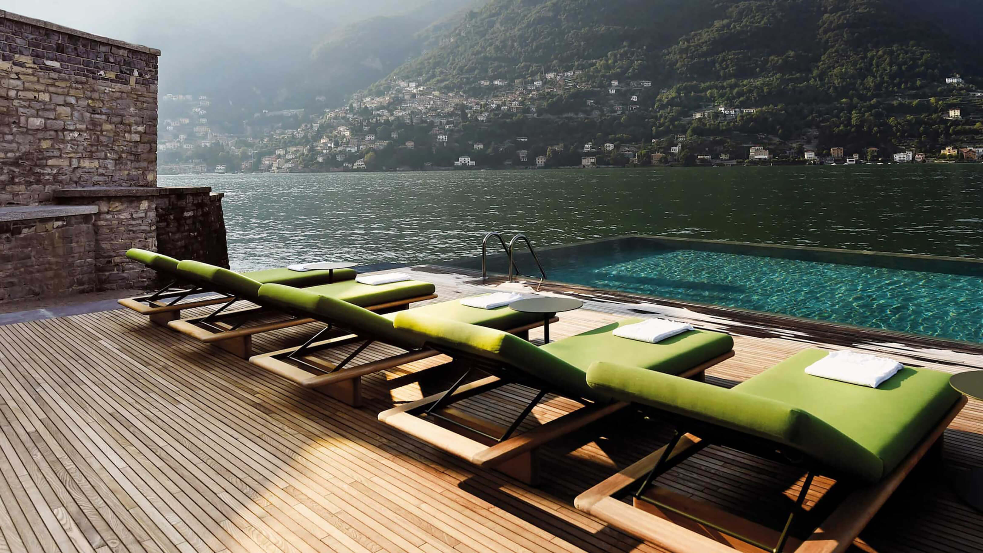 Desktop / BlackMenu / Mesh Deckchair, designed by Patricia Urquiola
