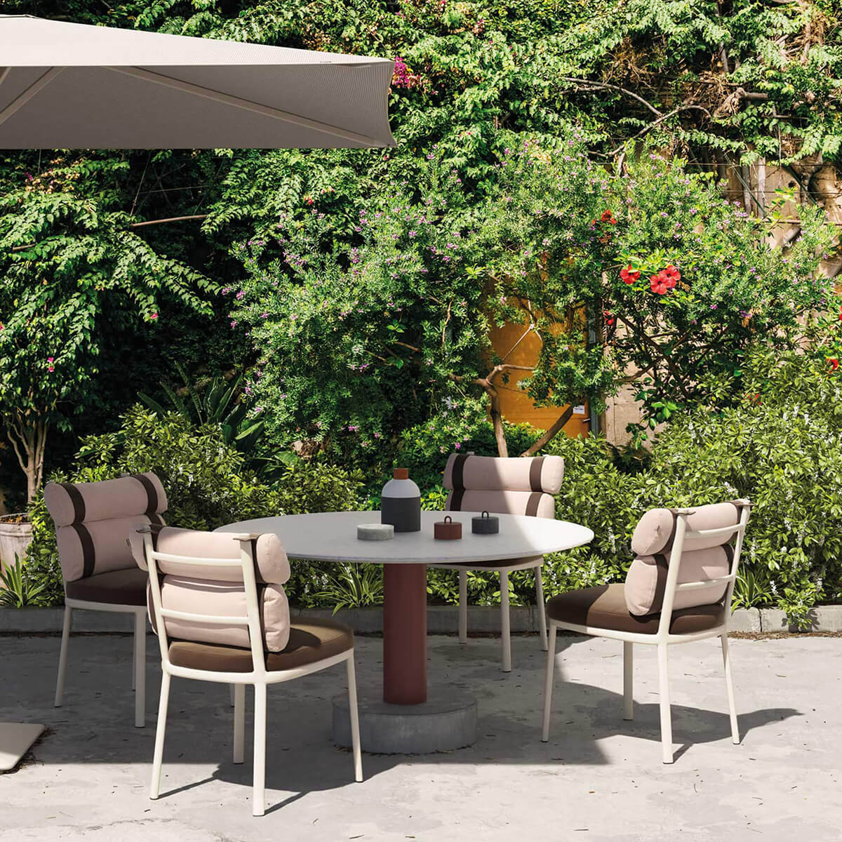 Mobile / WhiteMenu / Roll Dining Table, designed by Patricia Urquiola