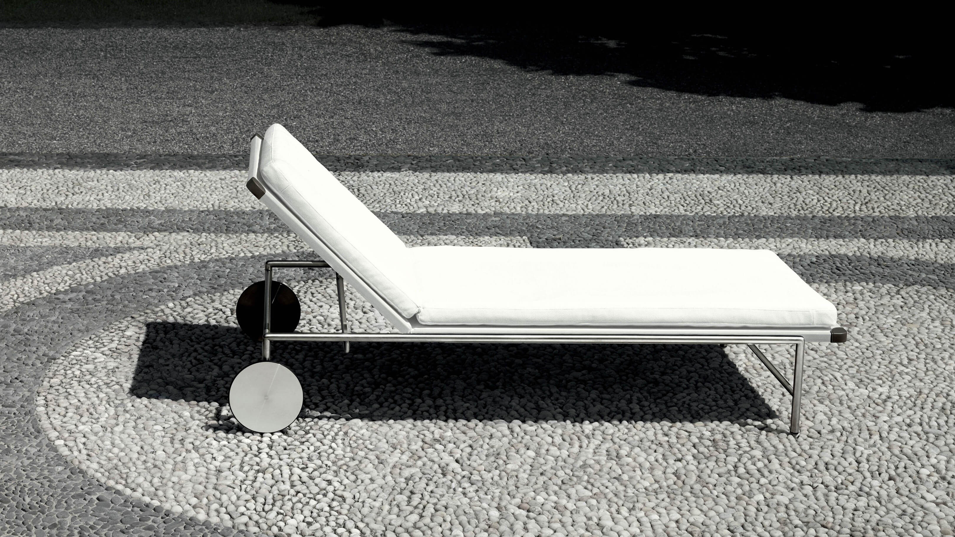 Desktop / WhiteMenu / Sale Daybed, designed by David Lopez Quincoces made by Living Divani