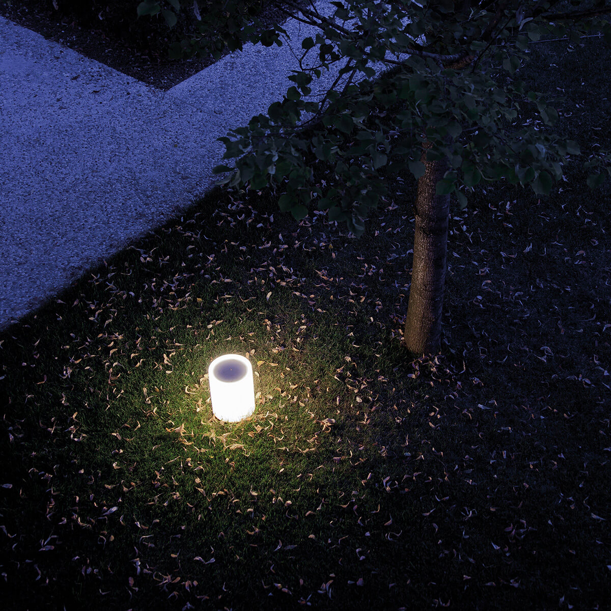 Mobile / WhiteMenu / Lenta Outdoor Floor Lamp, Designed by Bestetti Associati and Davide Groppi