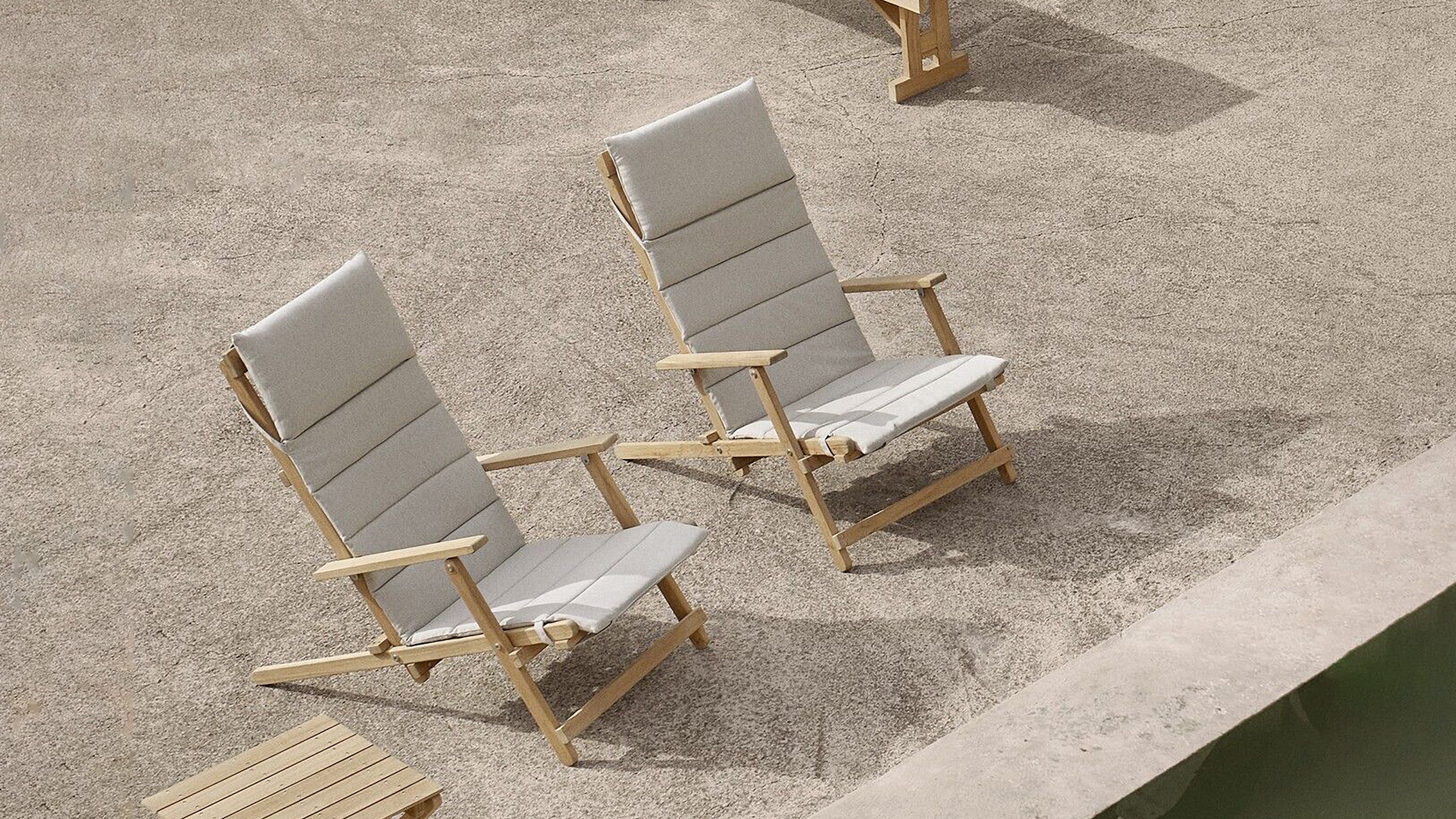 Desktop / BM5568 Deck Chair with Cushion, designed by Borge Mogensen for Carl Hansen and Son